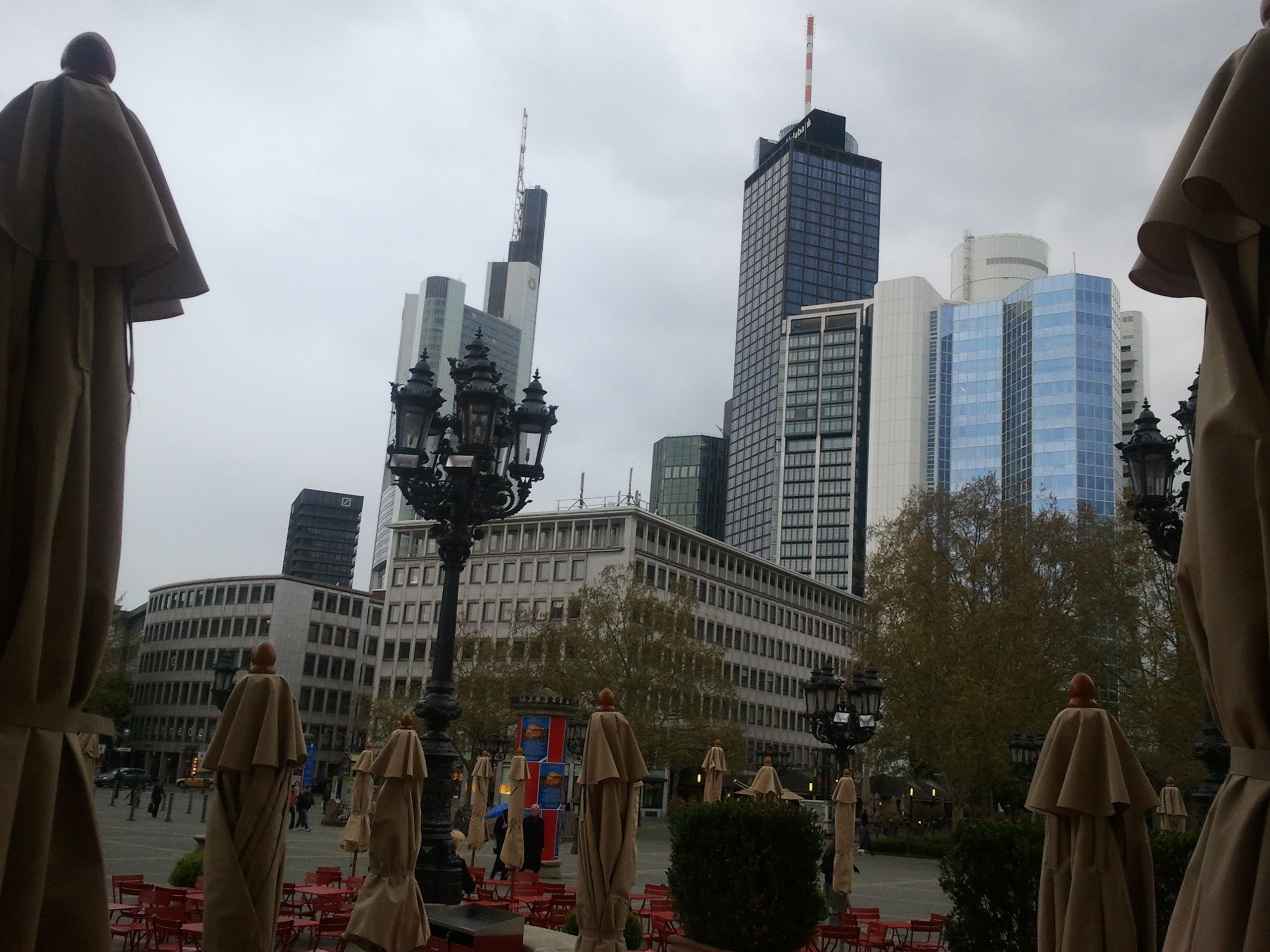 Blick auf die Skyline Frankfurt am Main vom Opernplatz aus.