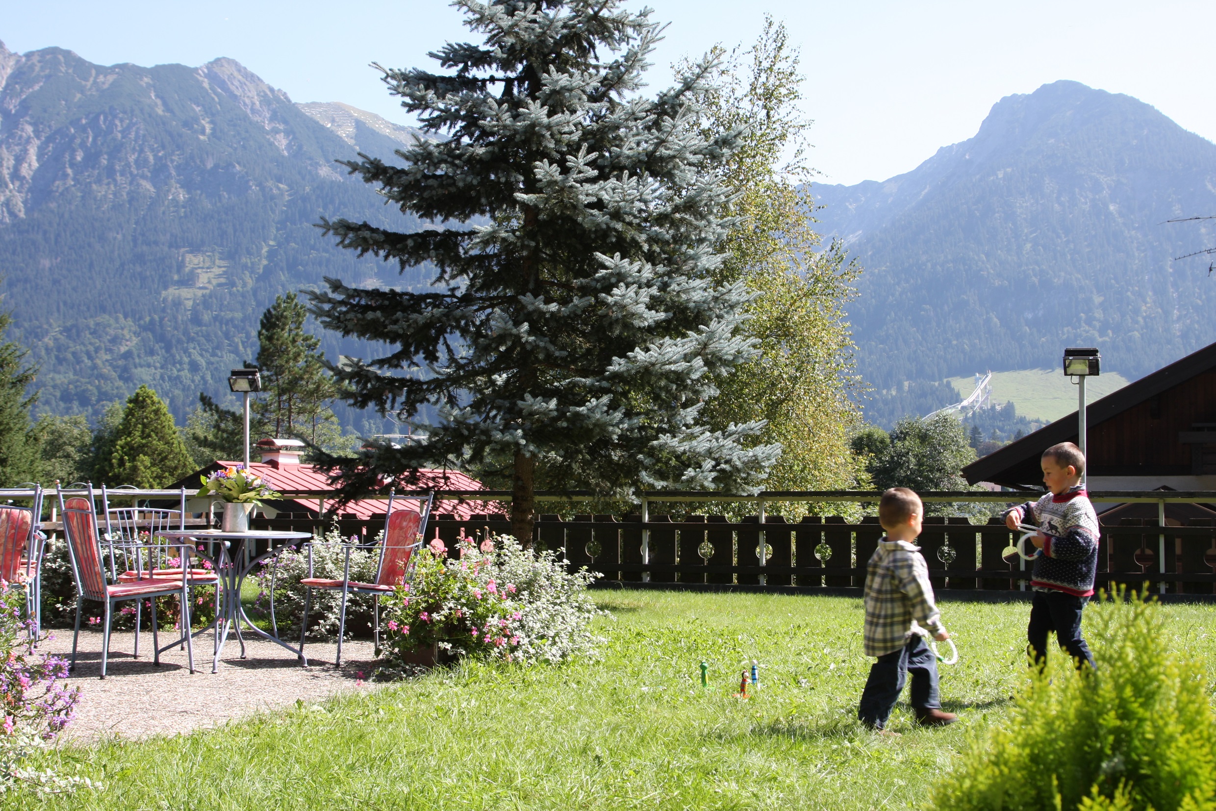 Garten mit Blick auf die Berge vom Hotel Tannhof, Oberstdorf.
