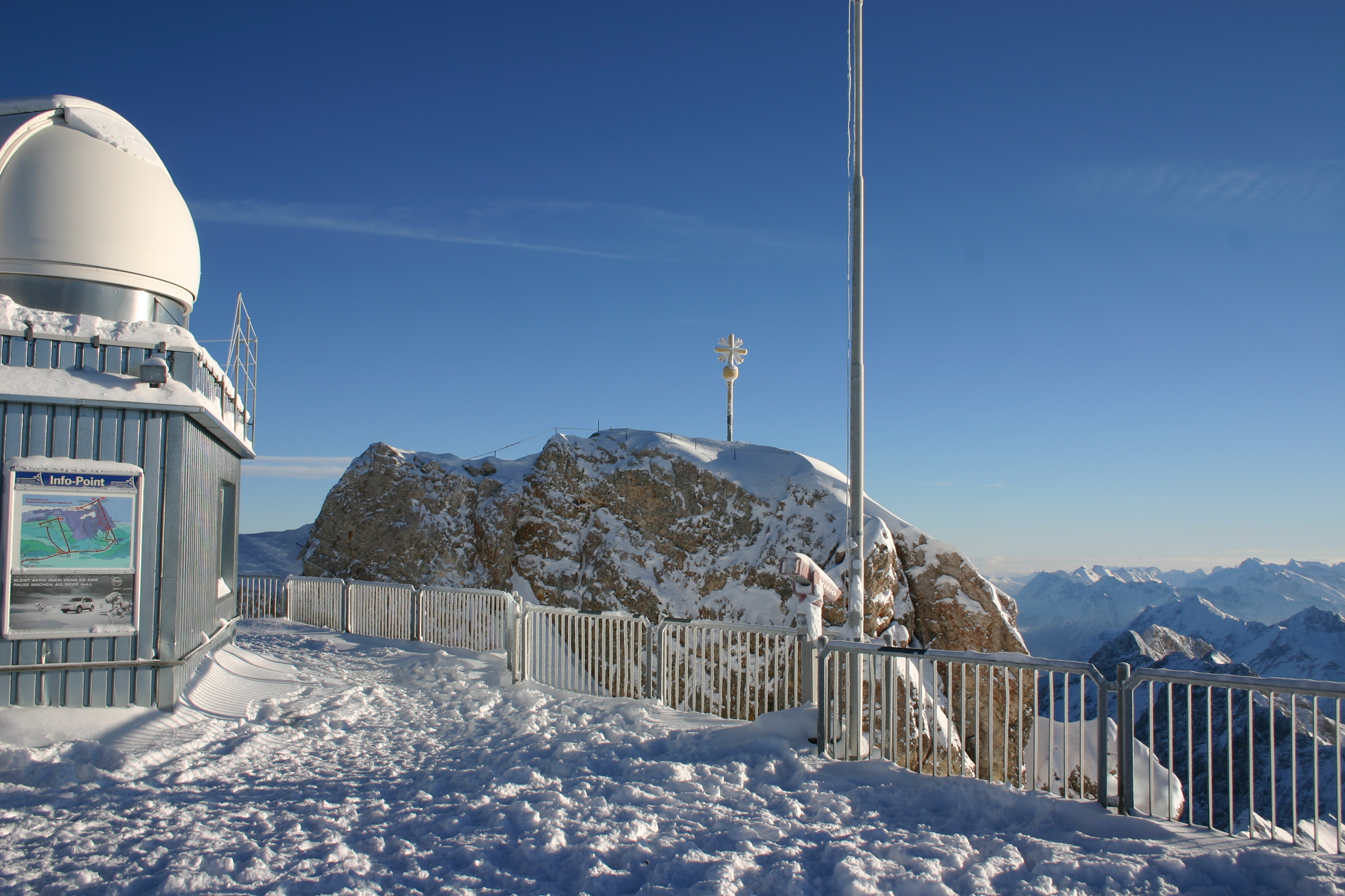 Am Gipfelkreuz der Zugspitze.
