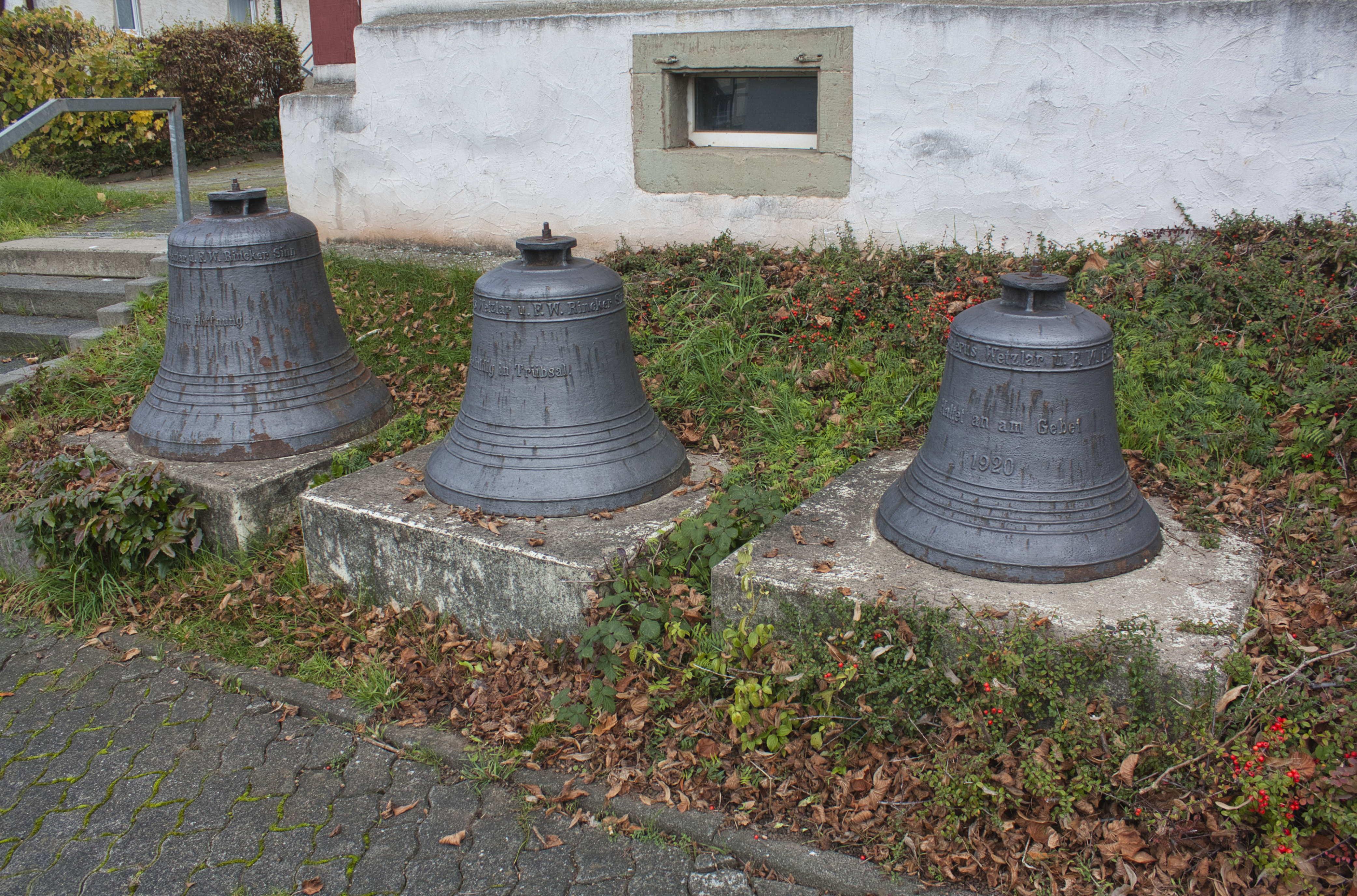 Glocken vor der evangelischen Kirche in Dautphetal Buchenau.
