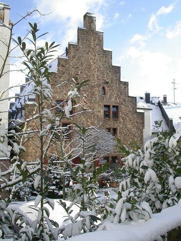 Gotisches Sandsteingebäude Steinernes Haus aus dem Jahre 1319.
