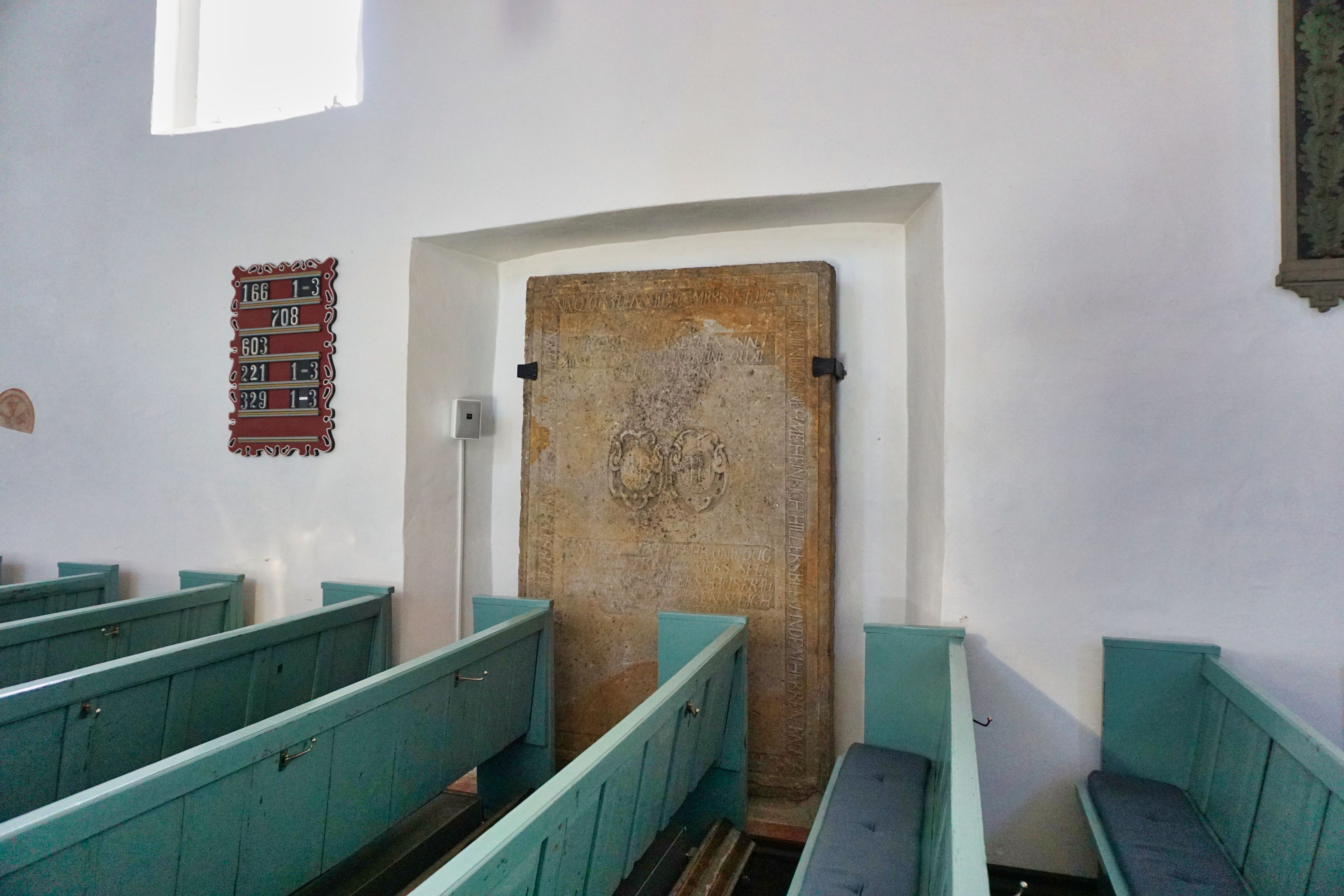 Grabplatten in der St. Mauritius-Kirche in Horsten, Friedeburg.
