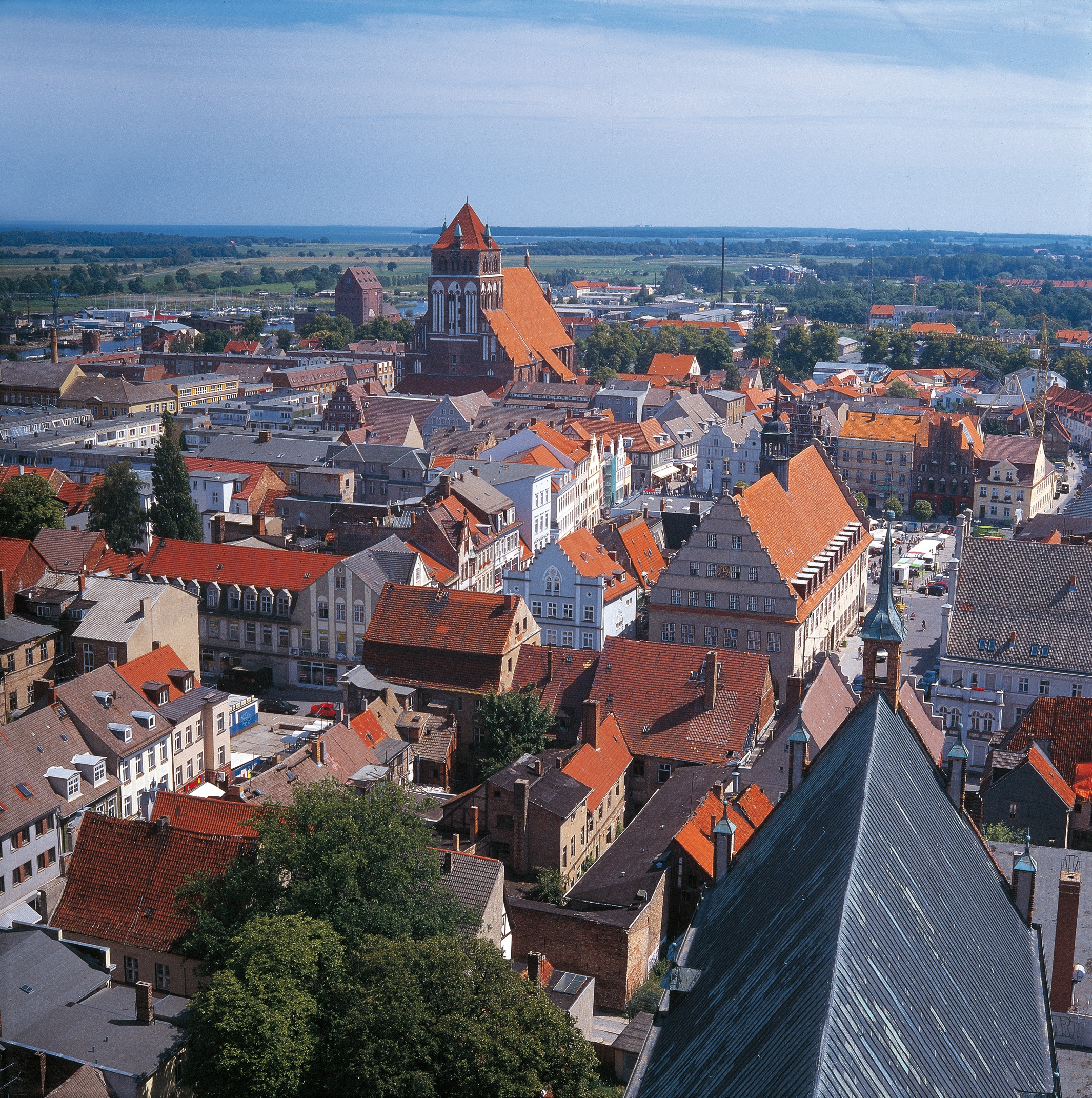 Blick vom Kirchturm auf die Dächer von Greifswald.
