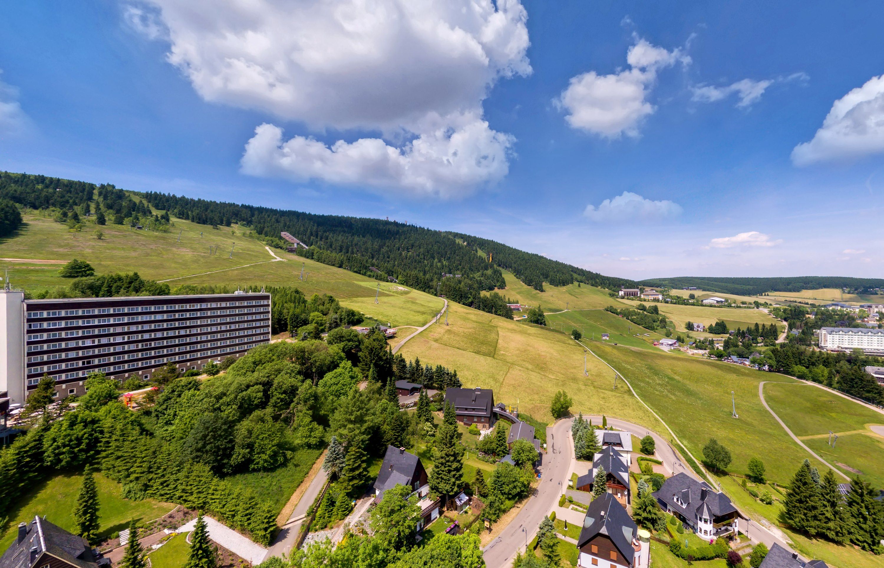 Außenansicht im Sommer, AHORN Hotel am Fichtelberg.