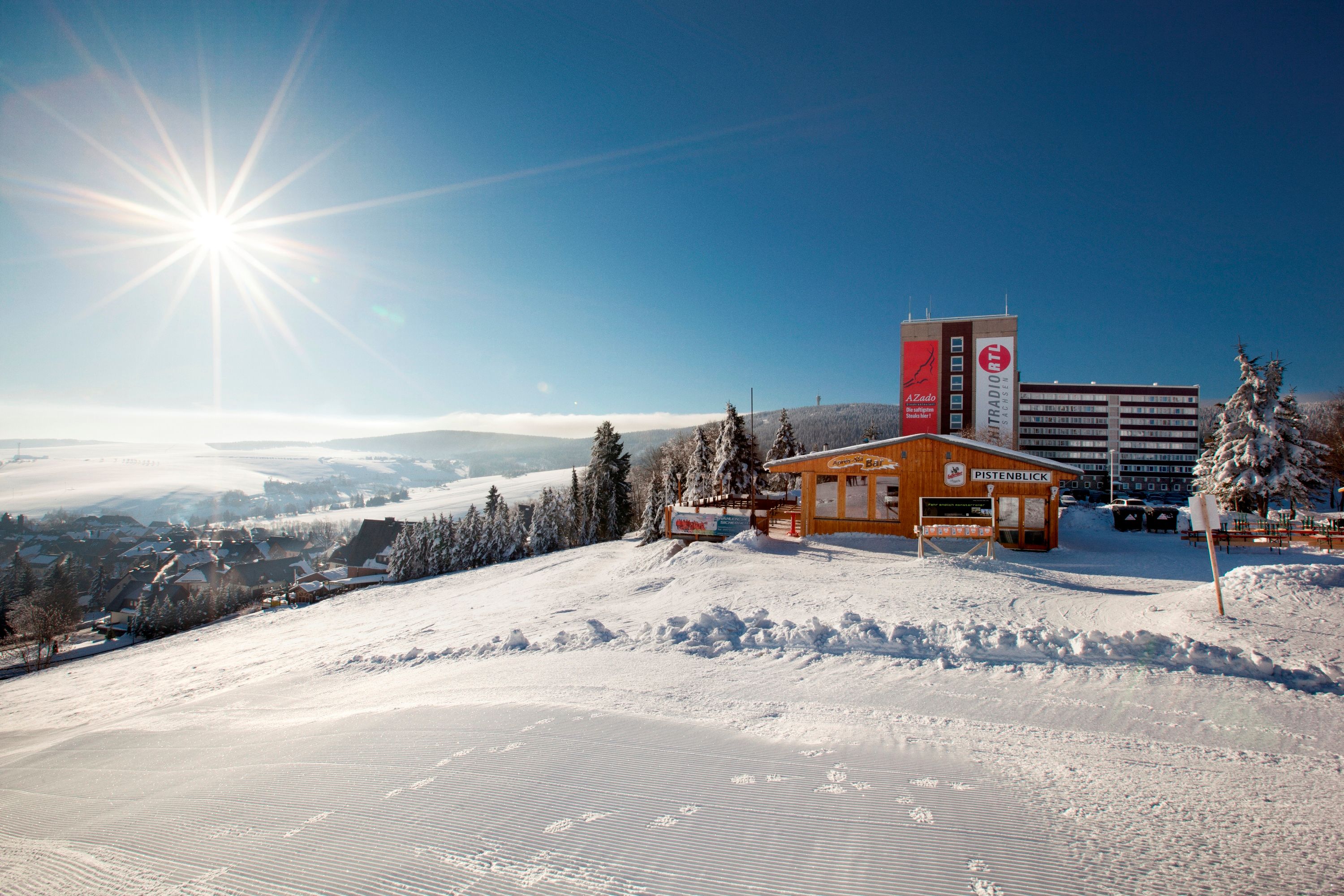 Außenansicht im Winter, AHORN Hotel am Fichtelberg.