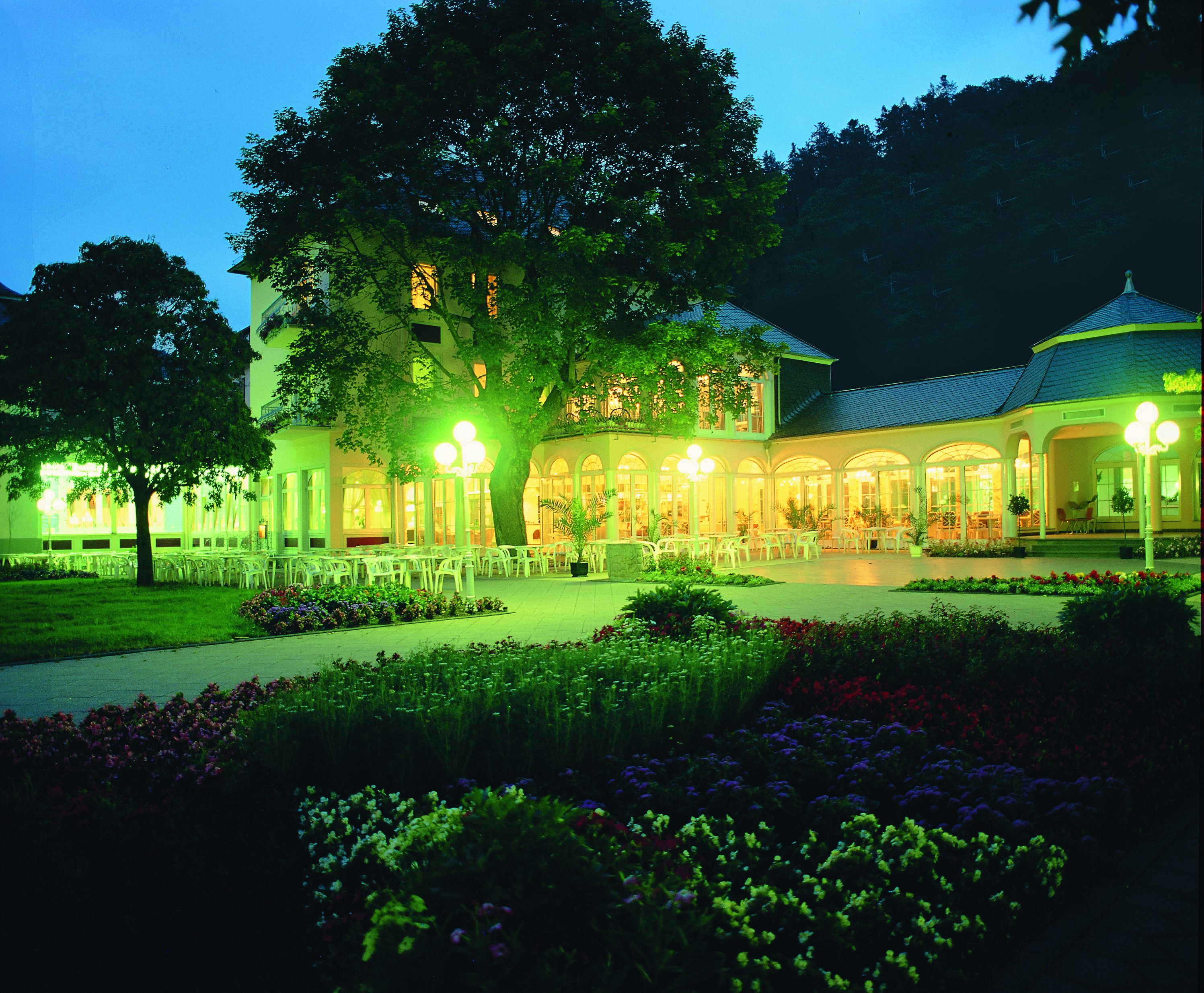 Häckers Kurhotel Fürstenhof bei Nacht, Bad Bertrich.
