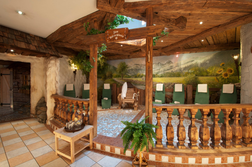 Erleben Sie unsere Saunalandschaft mit Finnischer Sauna, Biosauna, Dampfsauna, Infrarotkabine und Kneippbecken oder genießen Sie vielseitige Gesichtsbehandlungen, regenerierende Körper-Treatments, Basics & Extras Beautyanwendungen, vitalisierende und entspannende Angebote für den Mann und klassische Massagen.