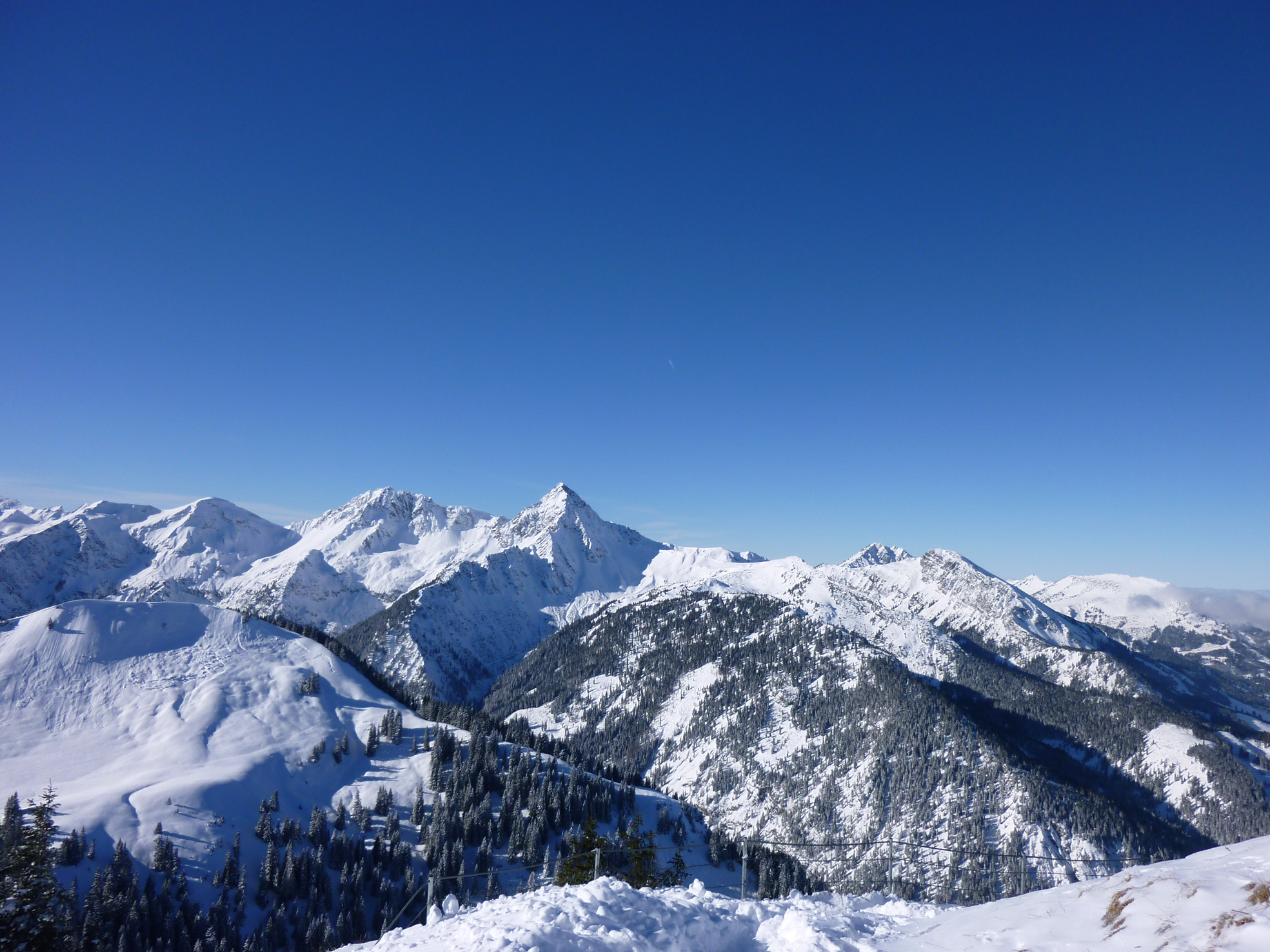 Winterwanderweg auf dem Neunerköpfle, dem Hausberg von Tannheim.
