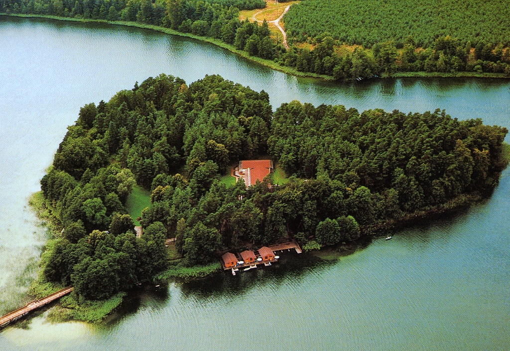 Die Herzinsel Brückentinsee mit dem 4-Sterne Inselhotel.
