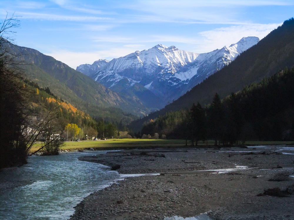 Der Rißbach bei Hinterriß und das malerische Alpenpanorama.
