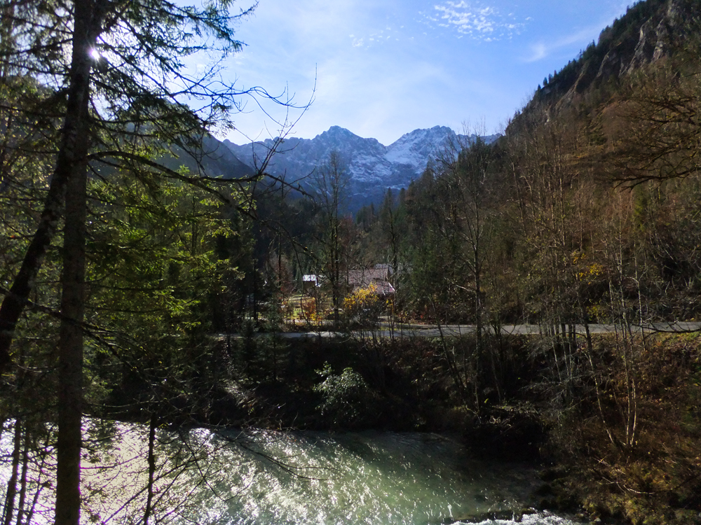 Der Rißbach bei Hinterriß und das malerische Alpenpanorama.
