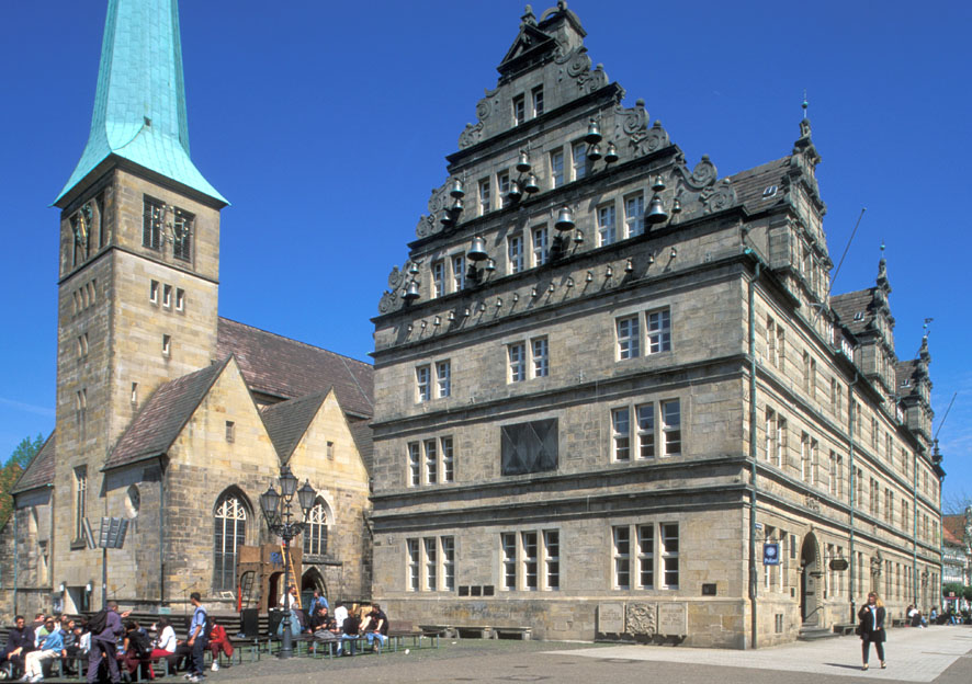 Das Hochzeitshaus und die Marktkirche von Hameln.
