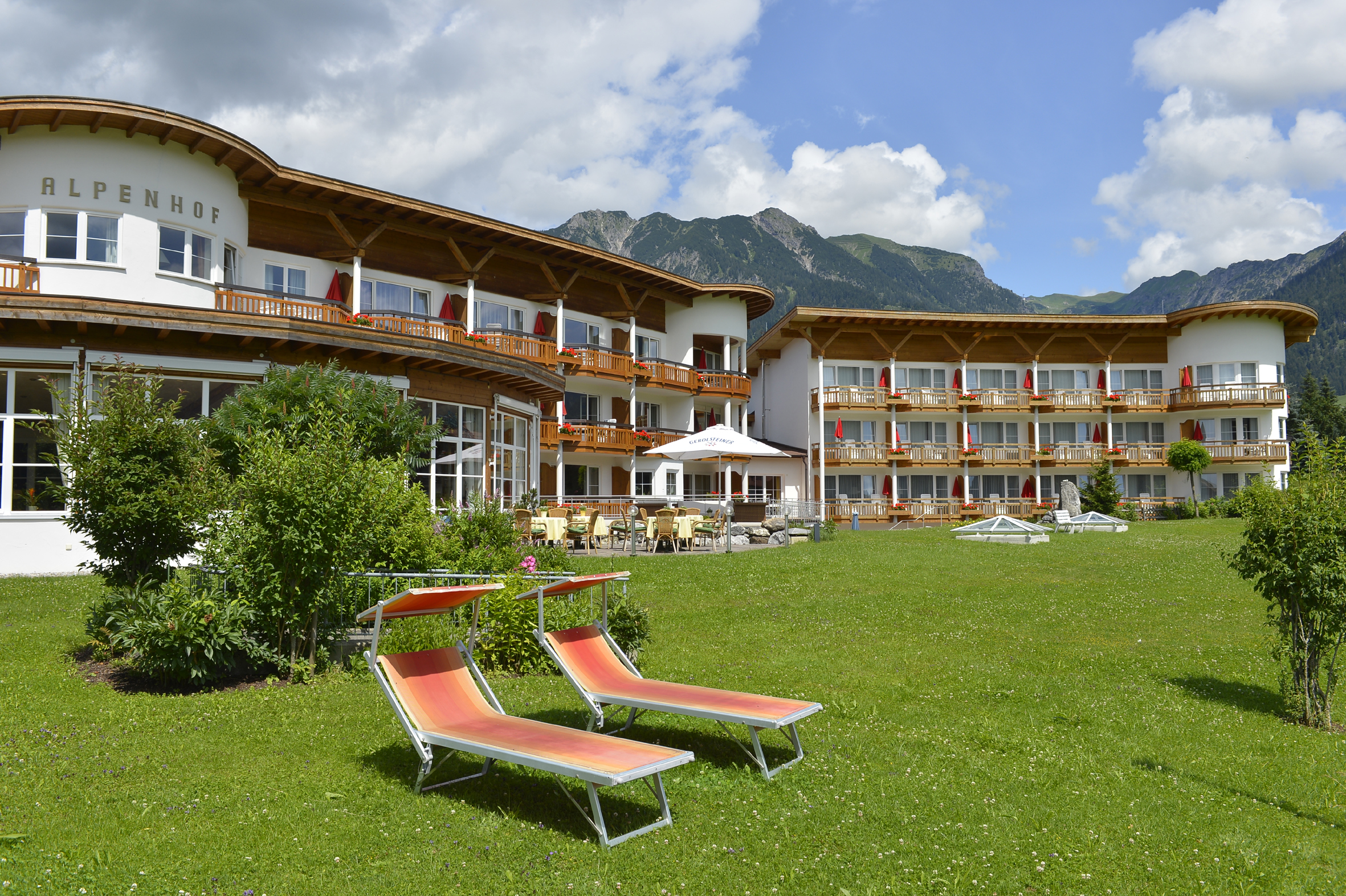 Hotel Alpenhof in Oberstdorf bei Sommer.
