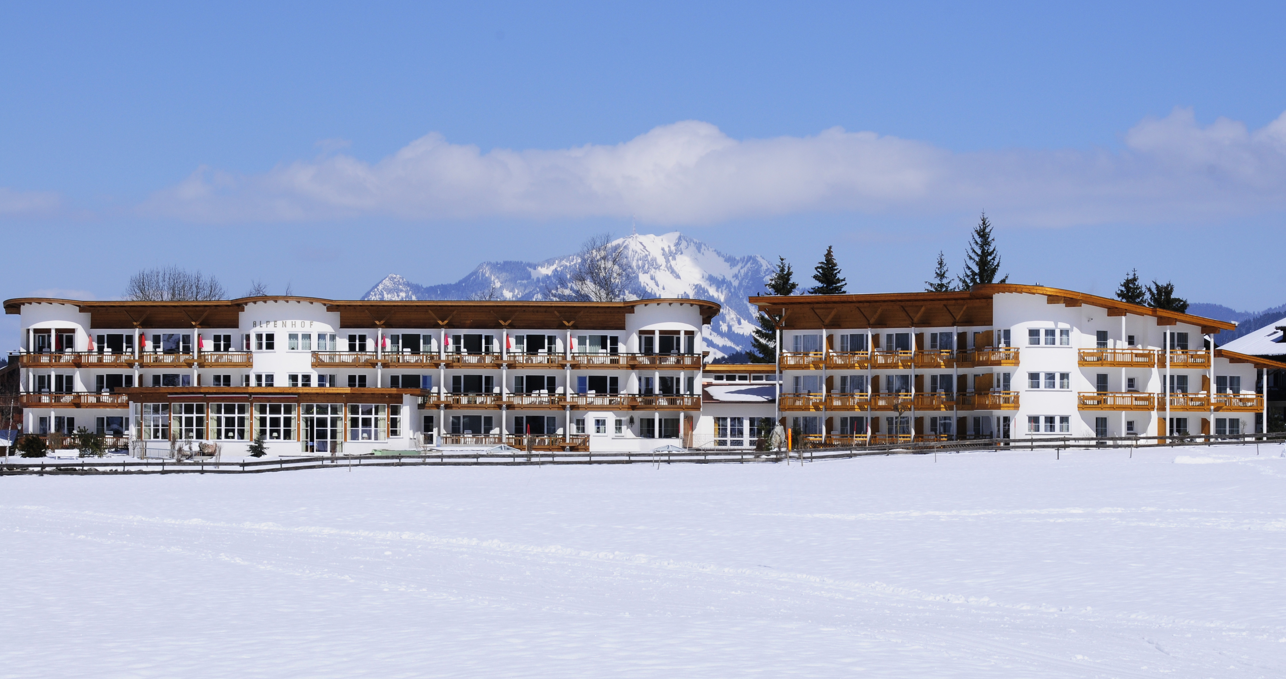 Aussenansicht vom Hotel Alpenhof in Oberstdorf im Winter.
