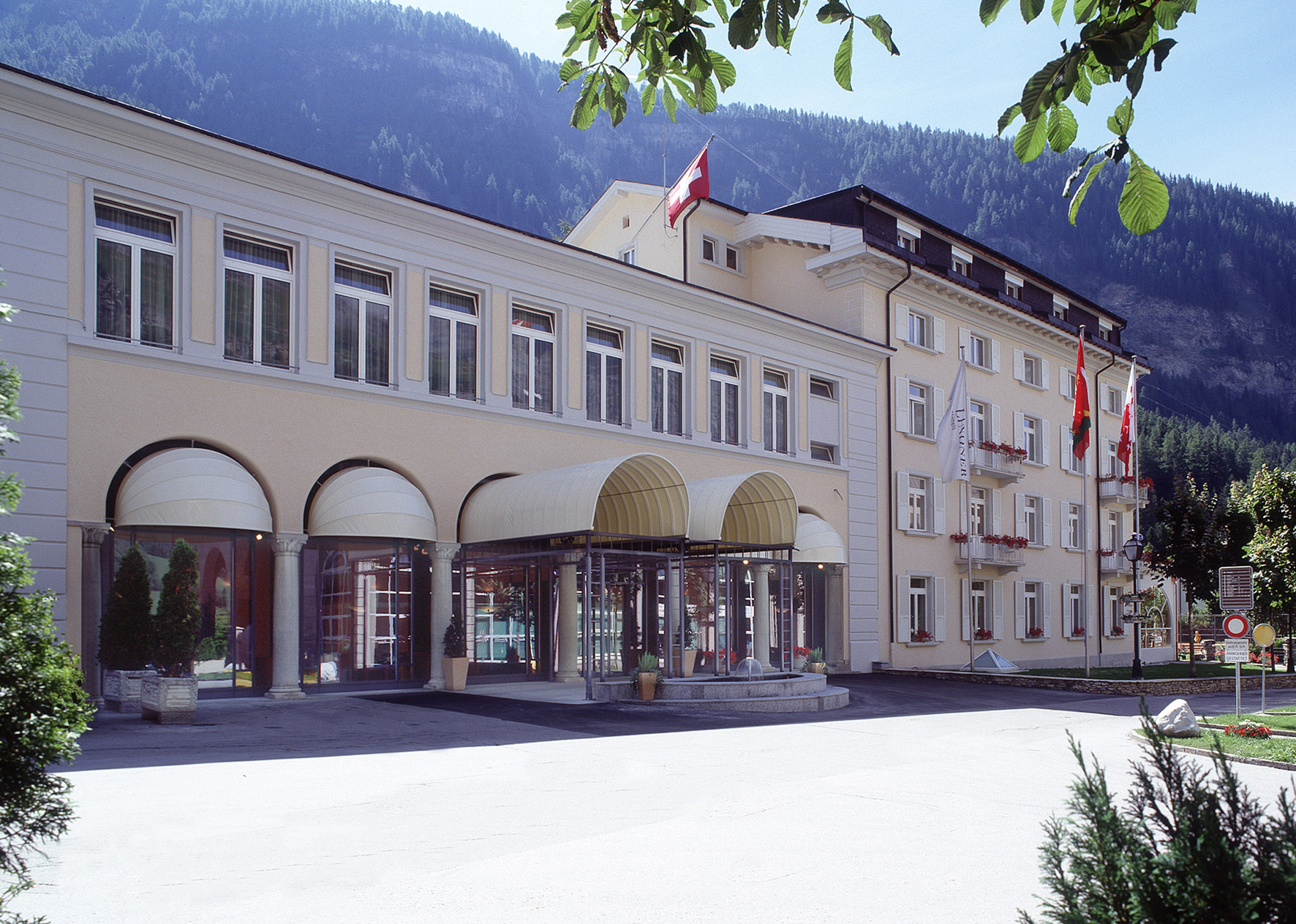 Lindner Hotel Alpentherme Leukerbad in der Aussenansicht (Maison Blanche bei Nacht).