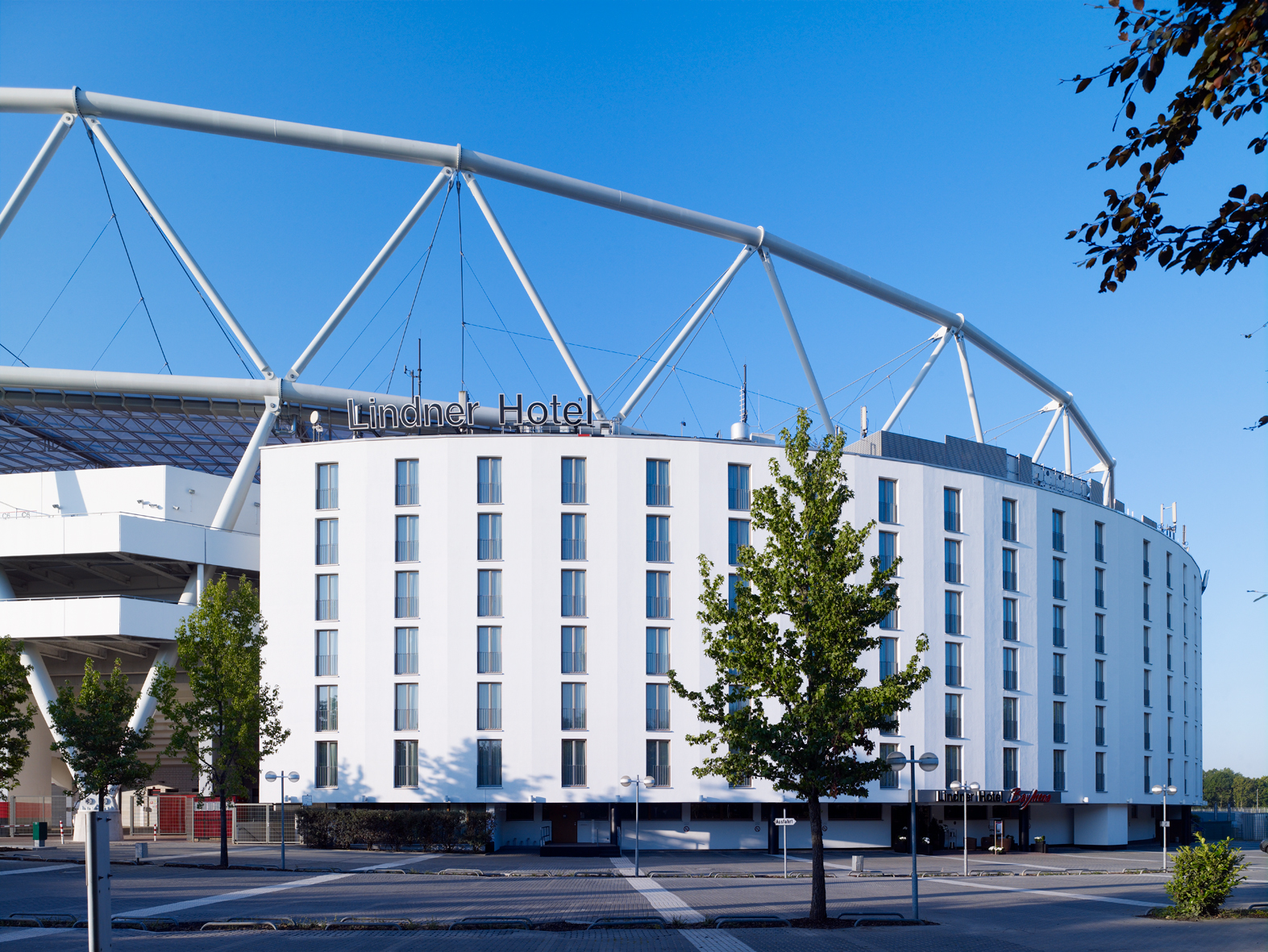 Aussenansicht des Lindner Hotel BayArena Leverkusen.