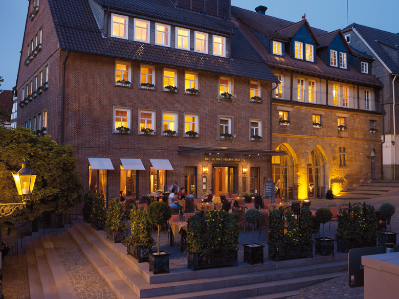 Das Hotel Die Sonne Frankenberg von Aussen incl. Terrasse.