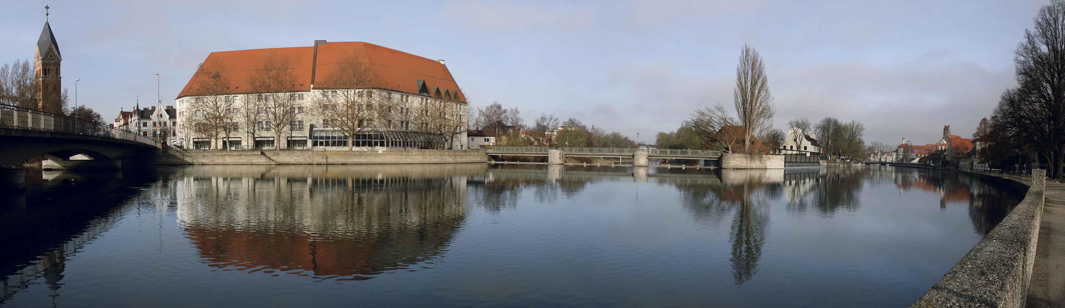 Die Isar und das Lindner Hotel Kaiserhof Landshut.