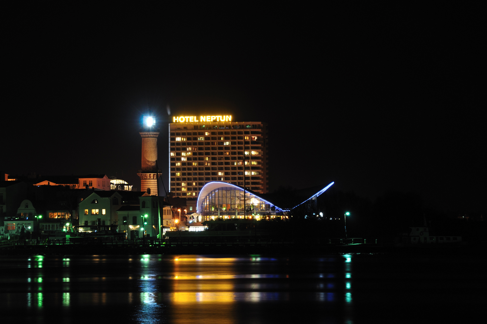 Hotel Neptun bei Nacht, Rostock-Warnemünde.
