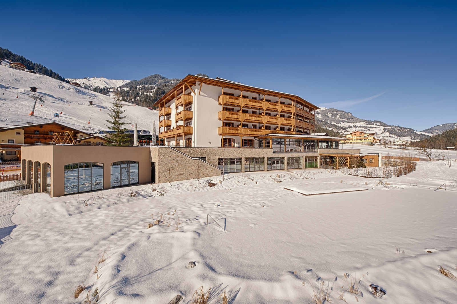 Außenansicht des Hotel Nesslerhof in Großarl im Winter.
