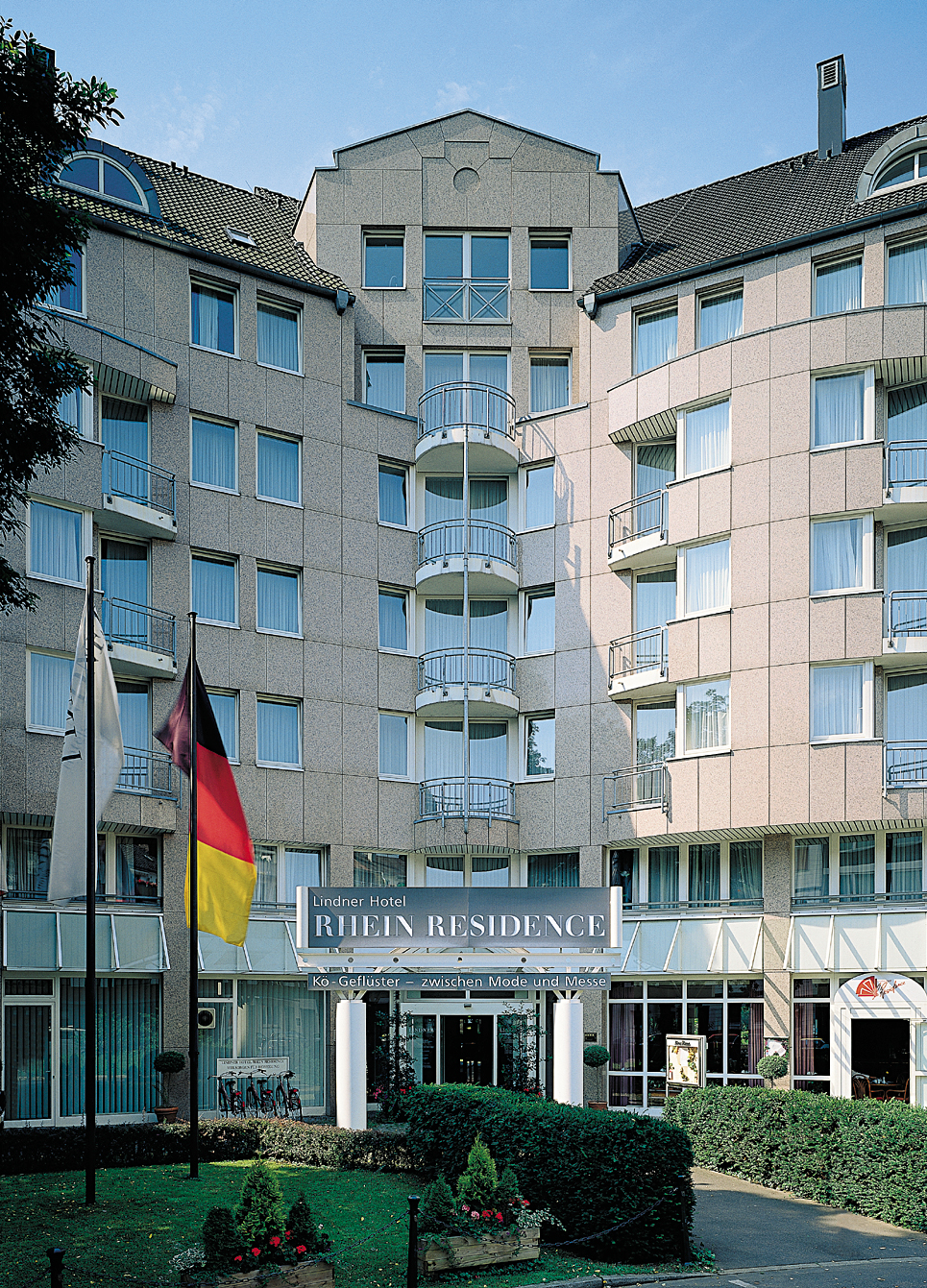 Eingang vom Lindner Hotel Rhein Residence Düsseldorf.
