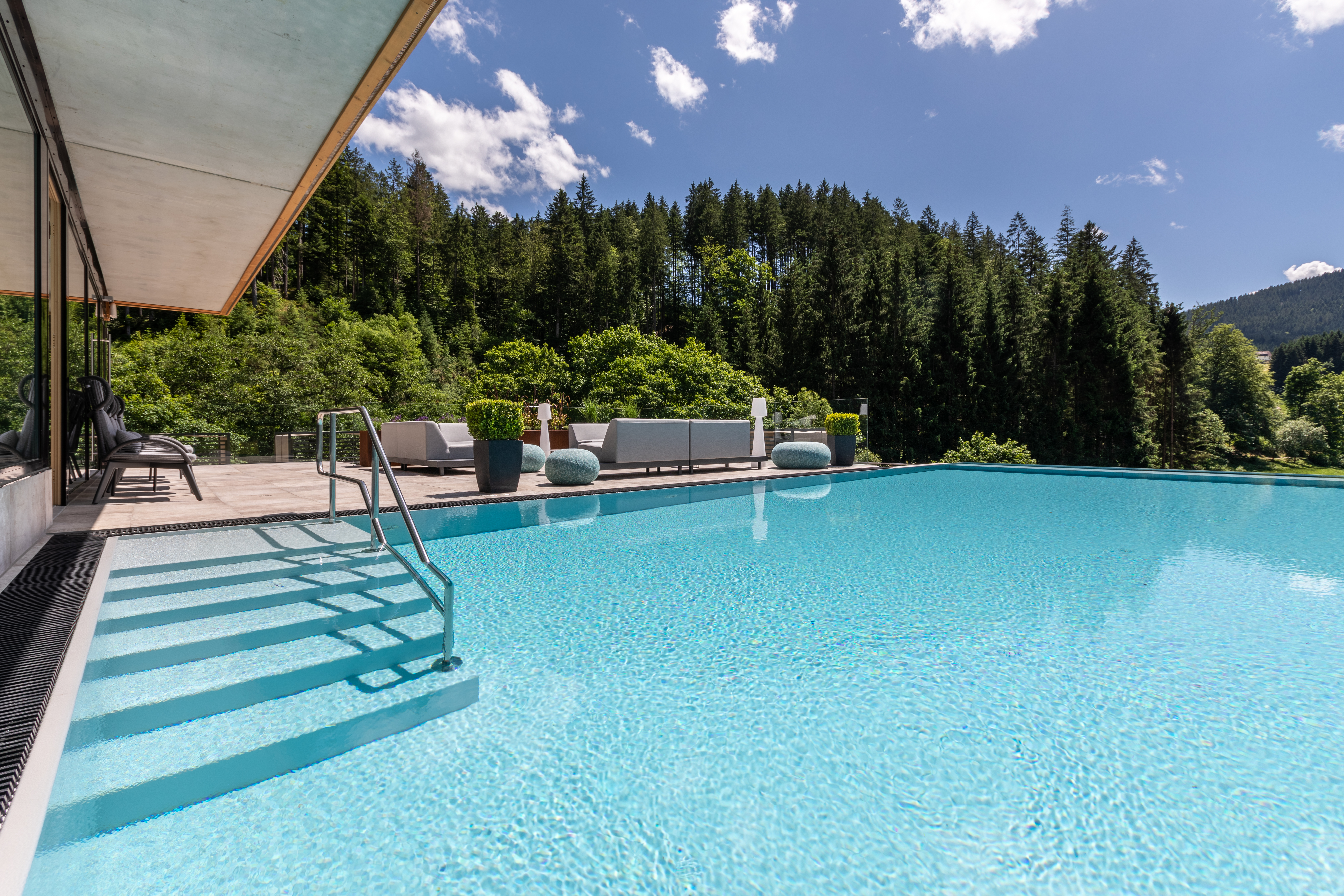 Außenpool SKY-SPA Romantik Hotel Sackmann, Baiersbronn.
