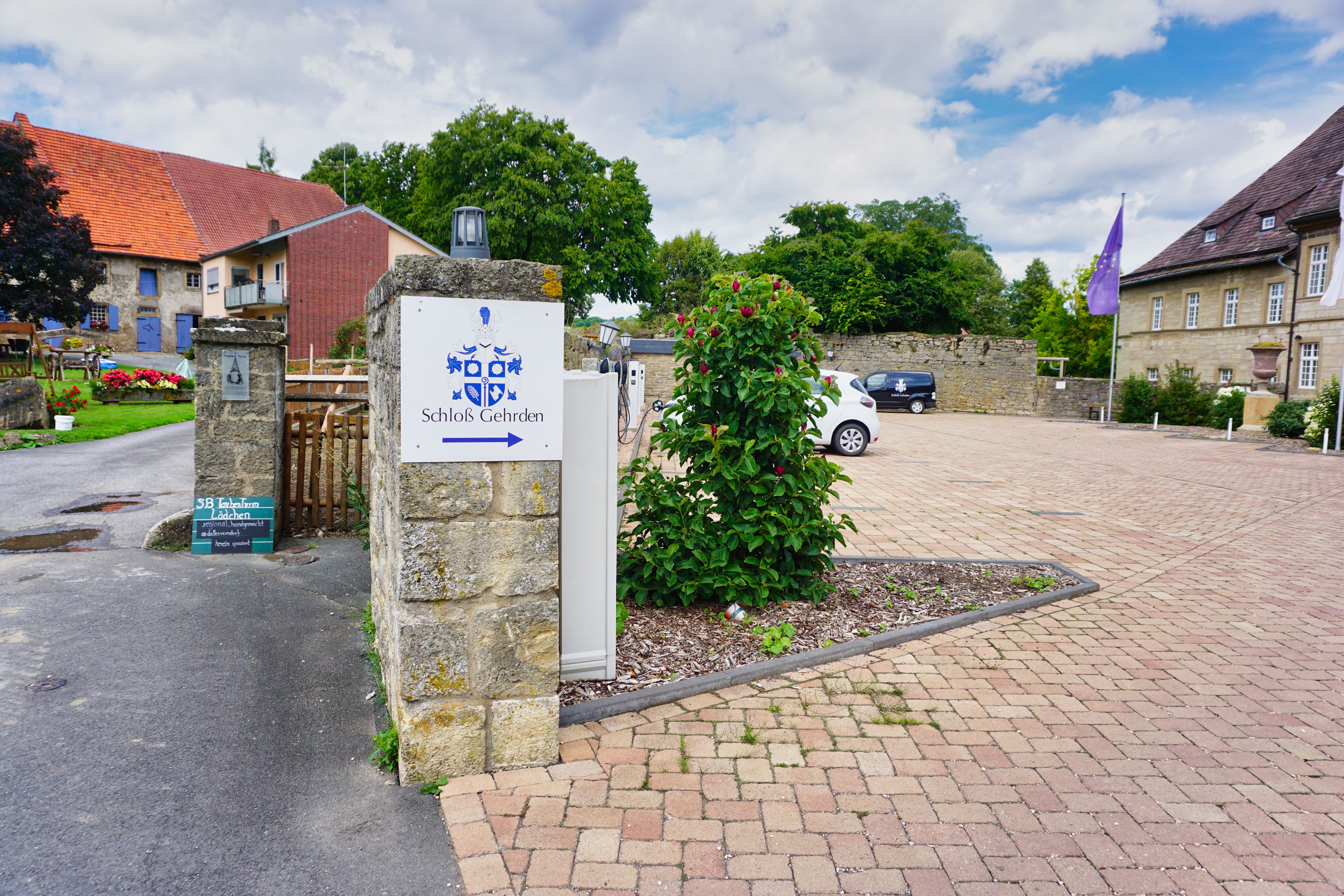 Einfahrt und Parkplätze Hotel Schloß Gehrden, Brakel.
