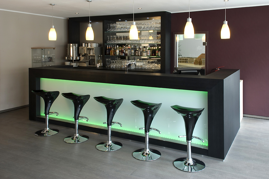 Die stylische Bar des Hotel Schweizer Hof Kassel lädt zu einer Vielzahl von Cocktails und weiteren Getränken.