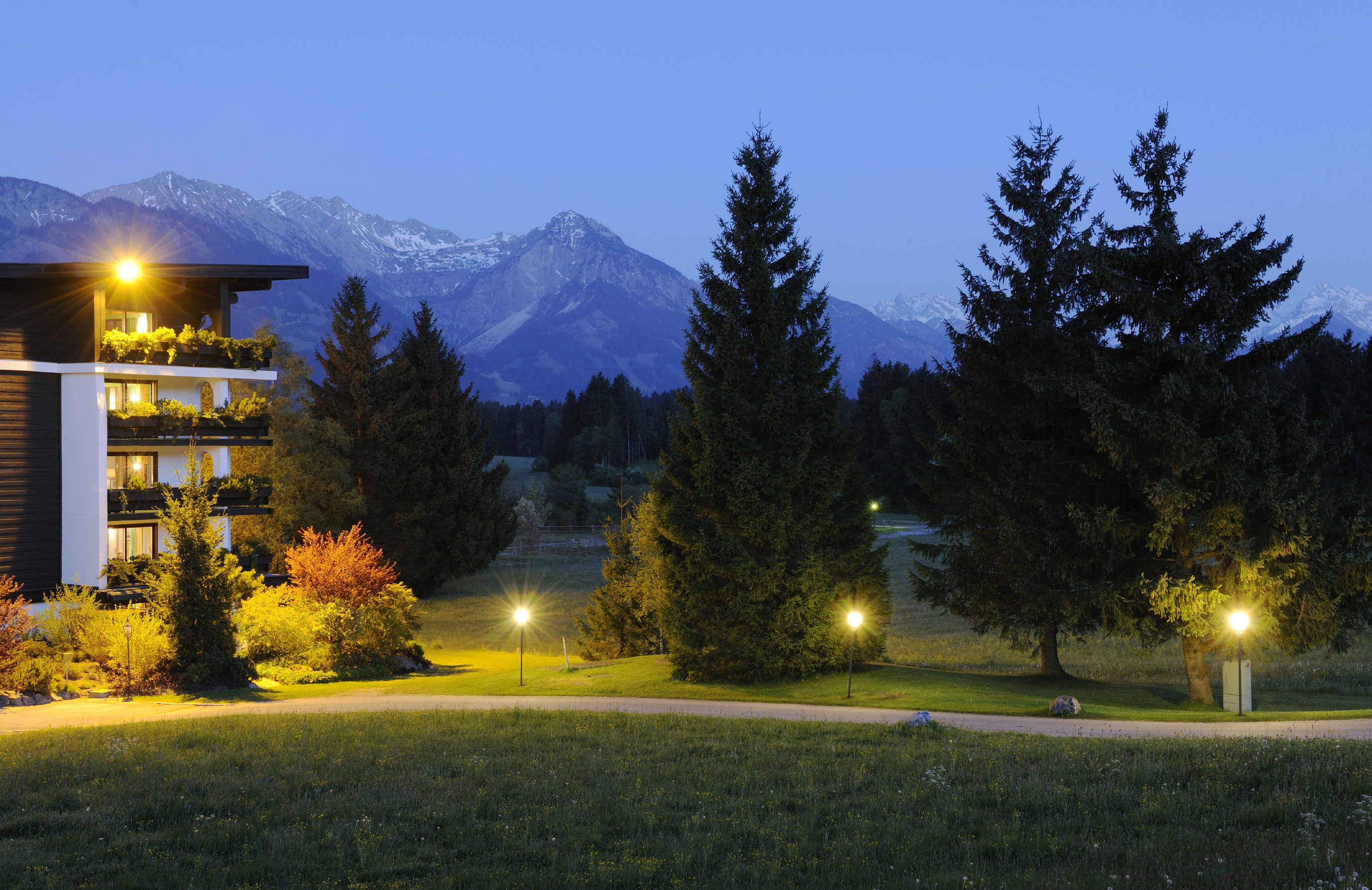 Sonnenalp Resort in Ofterschwang bei Abend.
