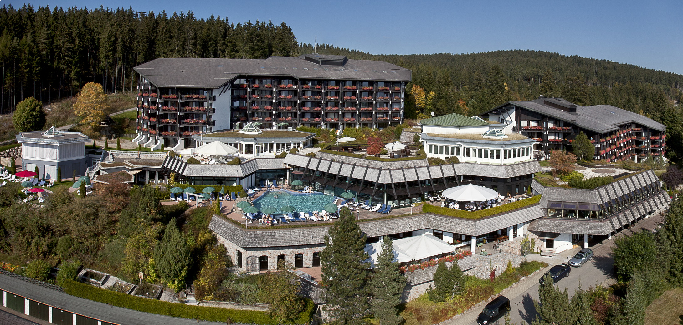 Hotel Vier Jahreszeiten am Schluchsee in der Panorama-Ansicht.
