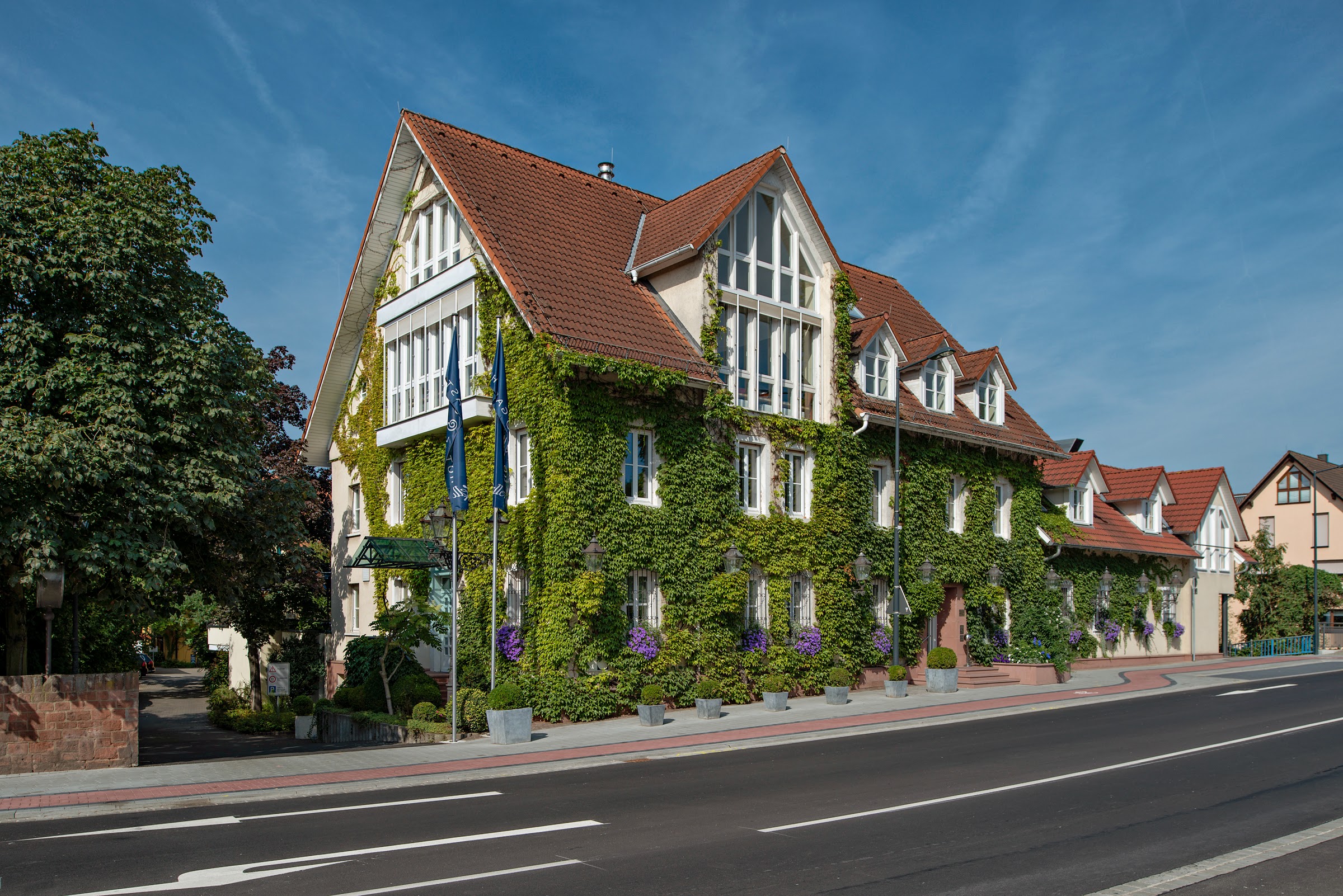 Außenansicht vom Zeller – Hotel + Restaurant.
