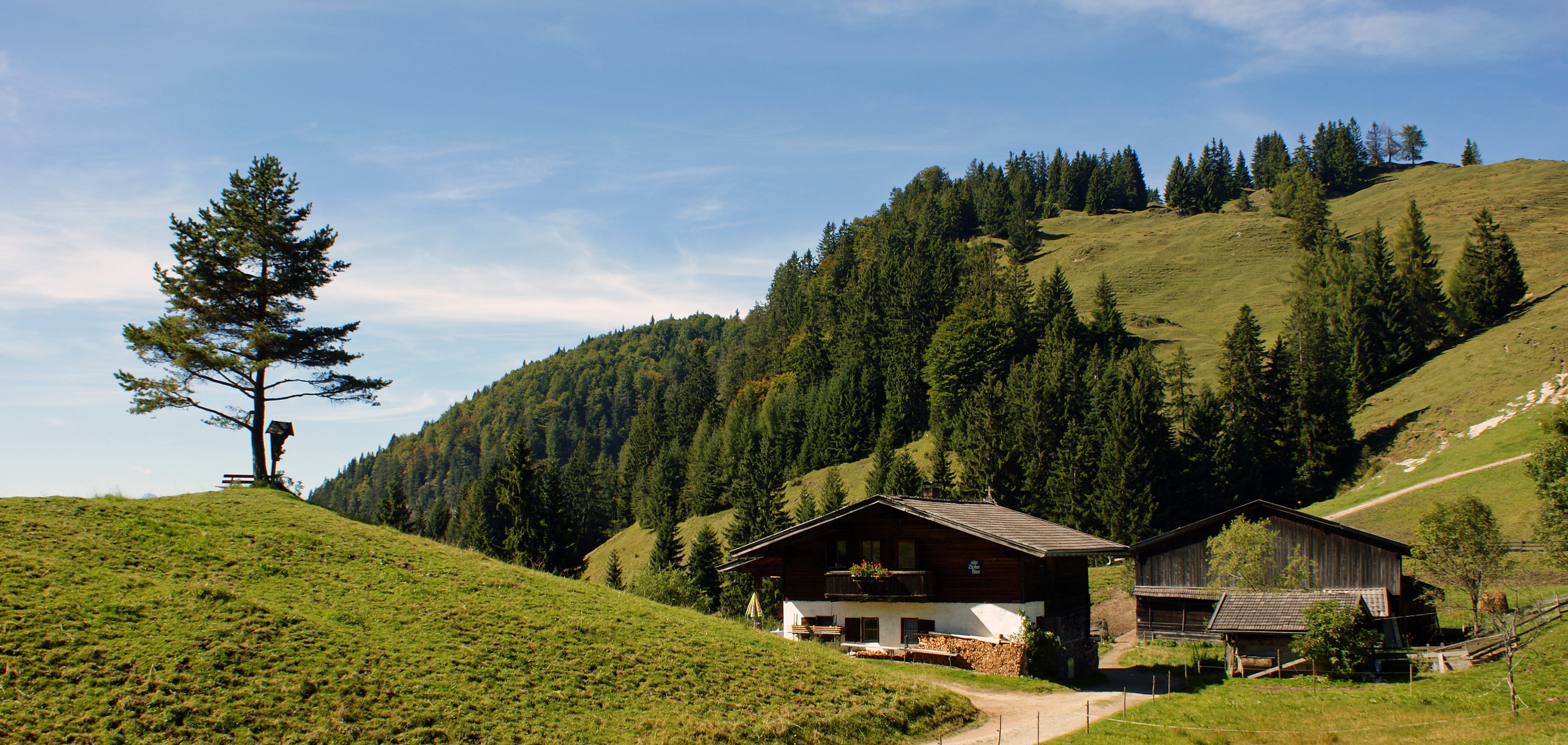 Die Wildschönauer Hütten laden mit insgesamt acht Genussrouten zum kulinarischen Hütten-Hopping ein.
