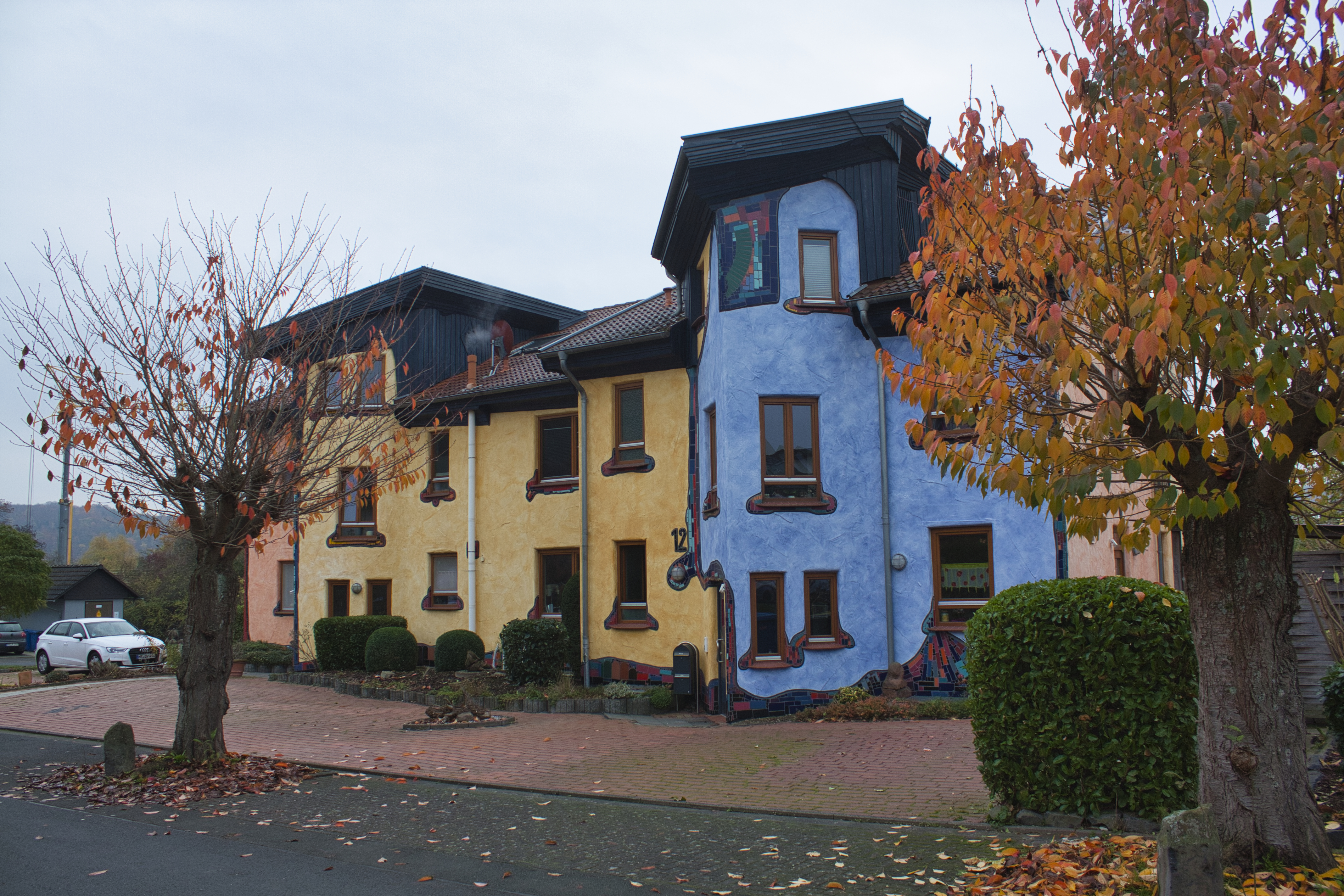 Haus im Stil von Hundertwasser in Weimar (Lahn) Niederweimar.
