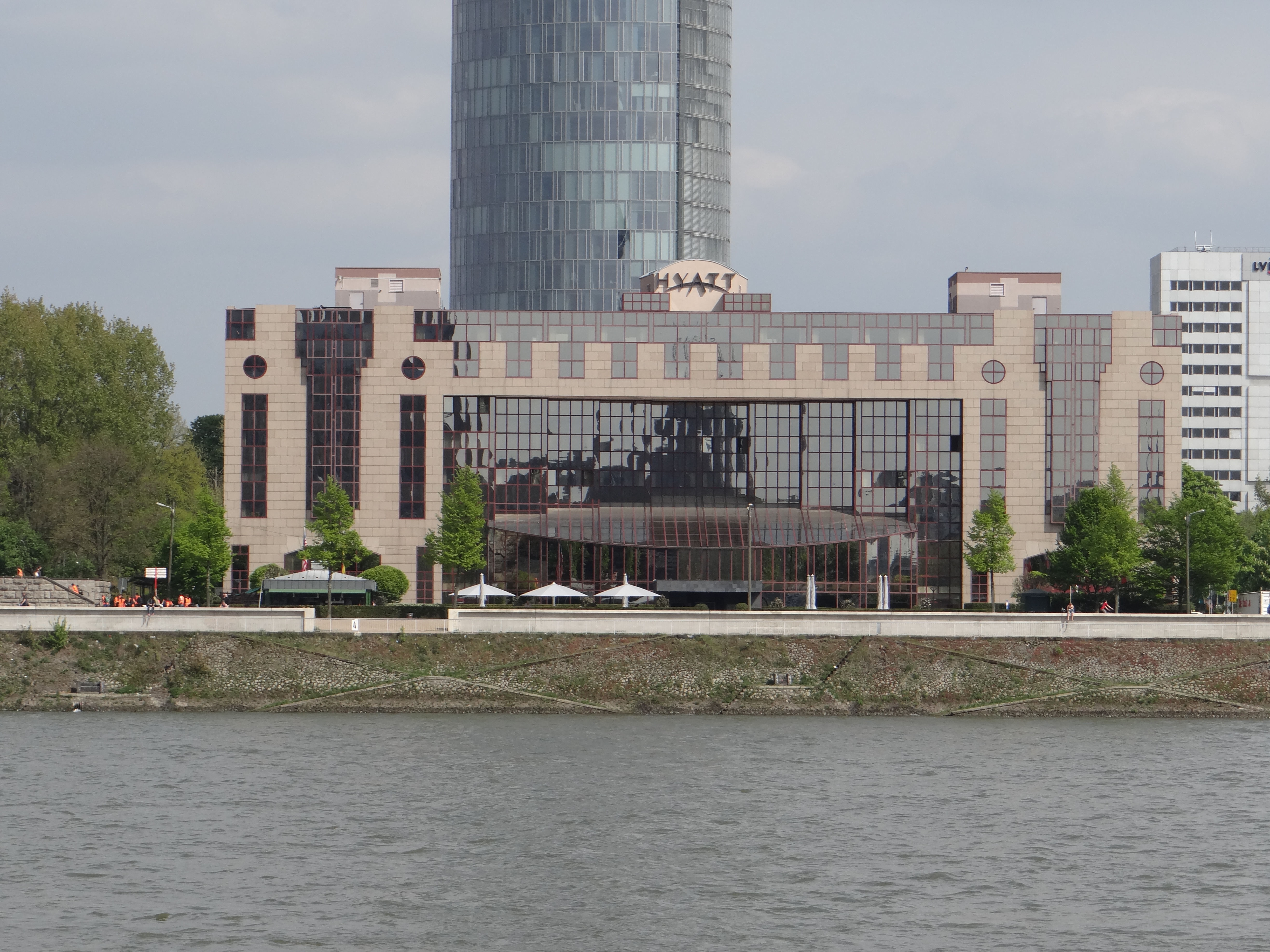 Das Hyatt Regency Köln direkt am Rhein.
