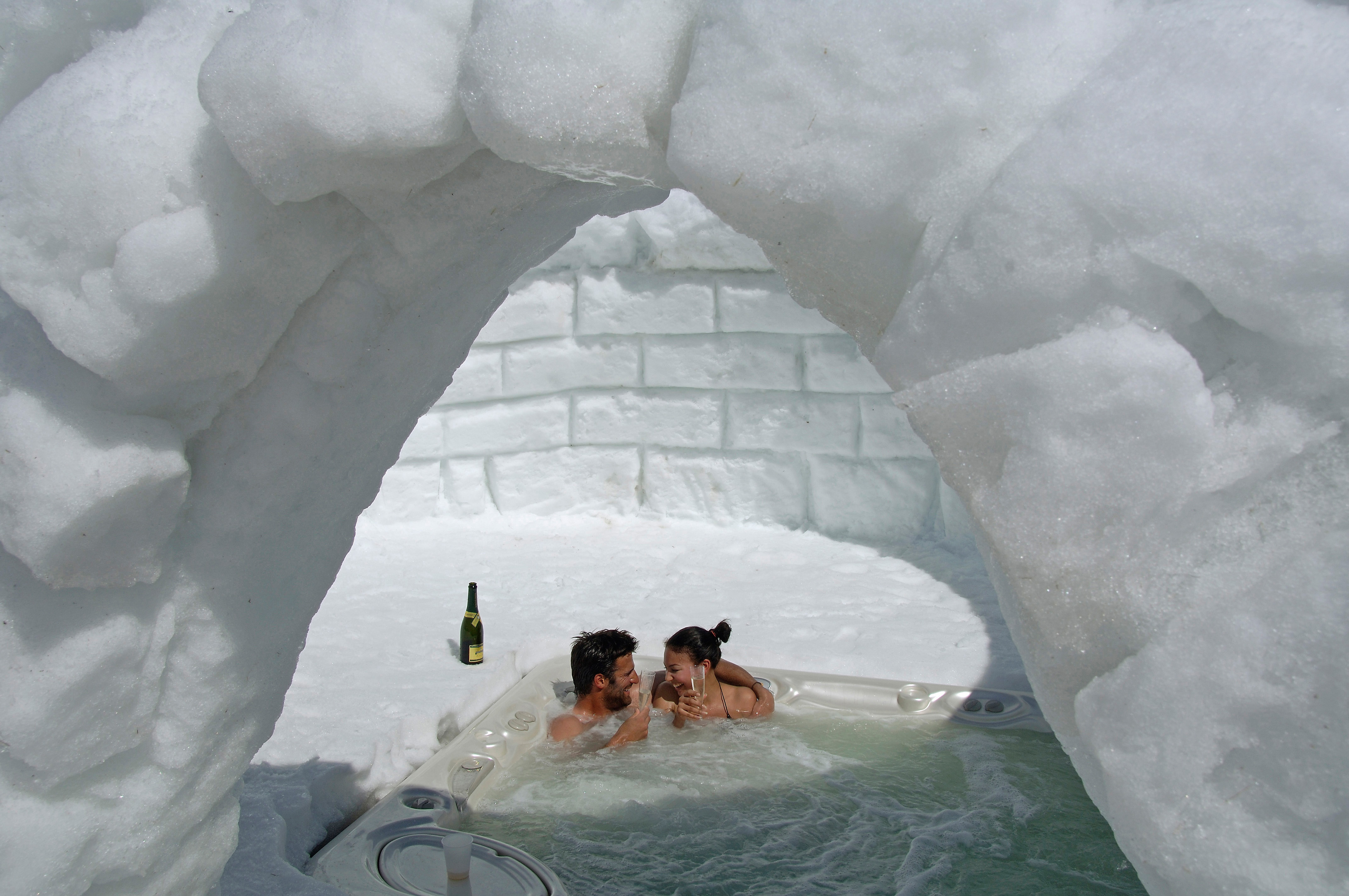 Romantisches Bad im Iglu-Dorf Engelberg-Titlis.
