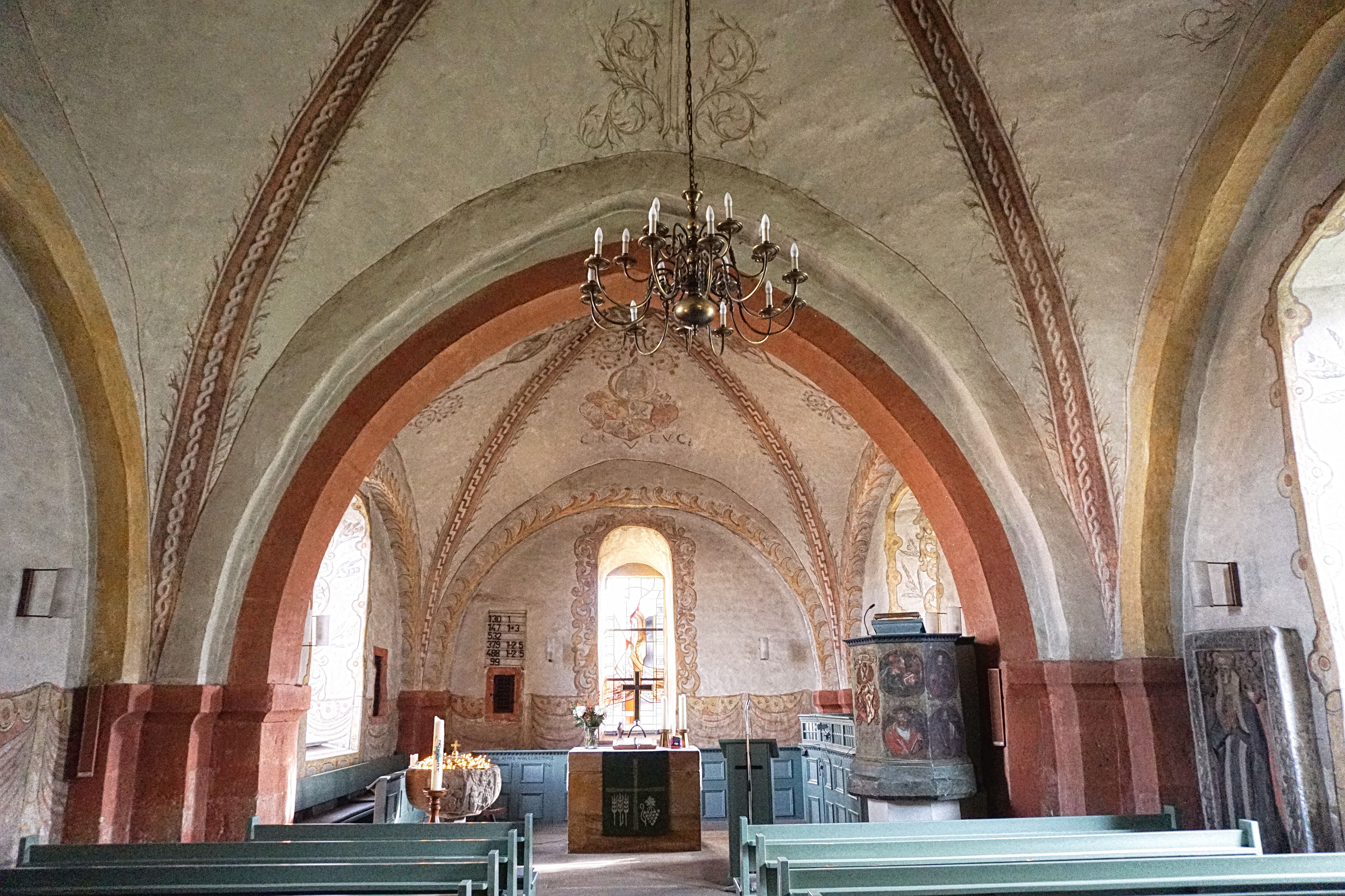 Innenraum der Pfarrkirche St. Andreas in  Wettesingen, Breuna.