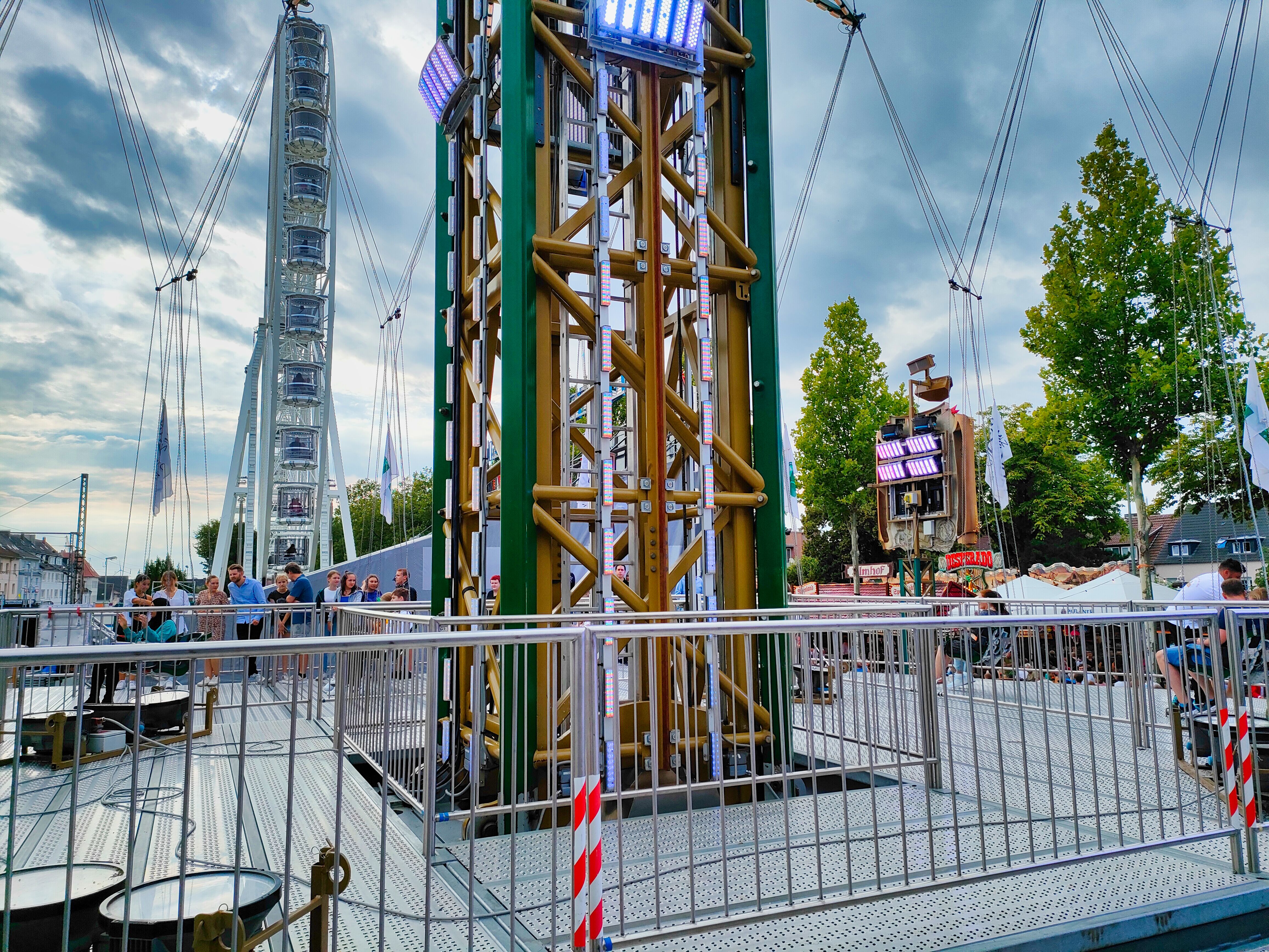 Plattform vom Jules Verne Tower mit dem Stahlgerüst des Towers.
