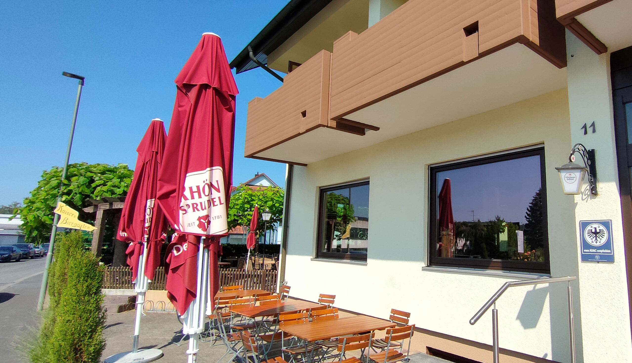 Biergarten und Außenbereich Kaisers Weinland Hotel, Hammelburg.
