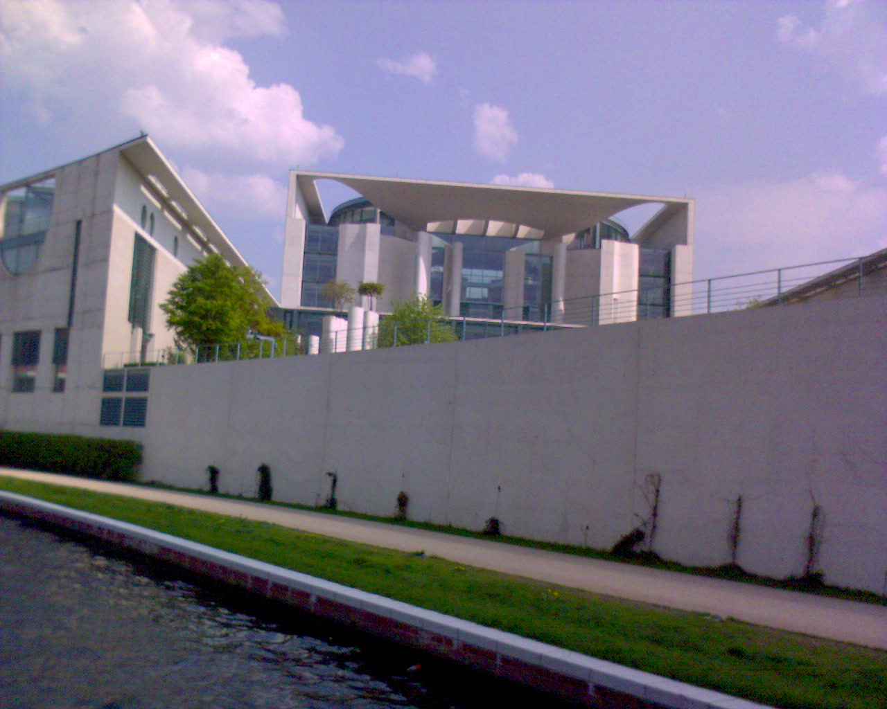 Das Bundeskanzleramt in Berlin ist seit 2001 Sitz des Bundeskanzleramtes der Bundesrepublik Deutschland. Dieses Gebäude wurde während der Amtszeit von Kanzler Helmut Kohl (1982–1998) von den Berliner Architekten Axel Schultes und Charlotte Frank entworfen.