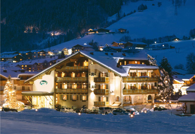 Ob Sport oder Romantik, Familienabenteuer oder Kulturzeit, in unserem 4-Sterne Hotel in Kaprun stehen Ihnen alle Wege zum Urlaubsglück im Salzburger Land offen.

