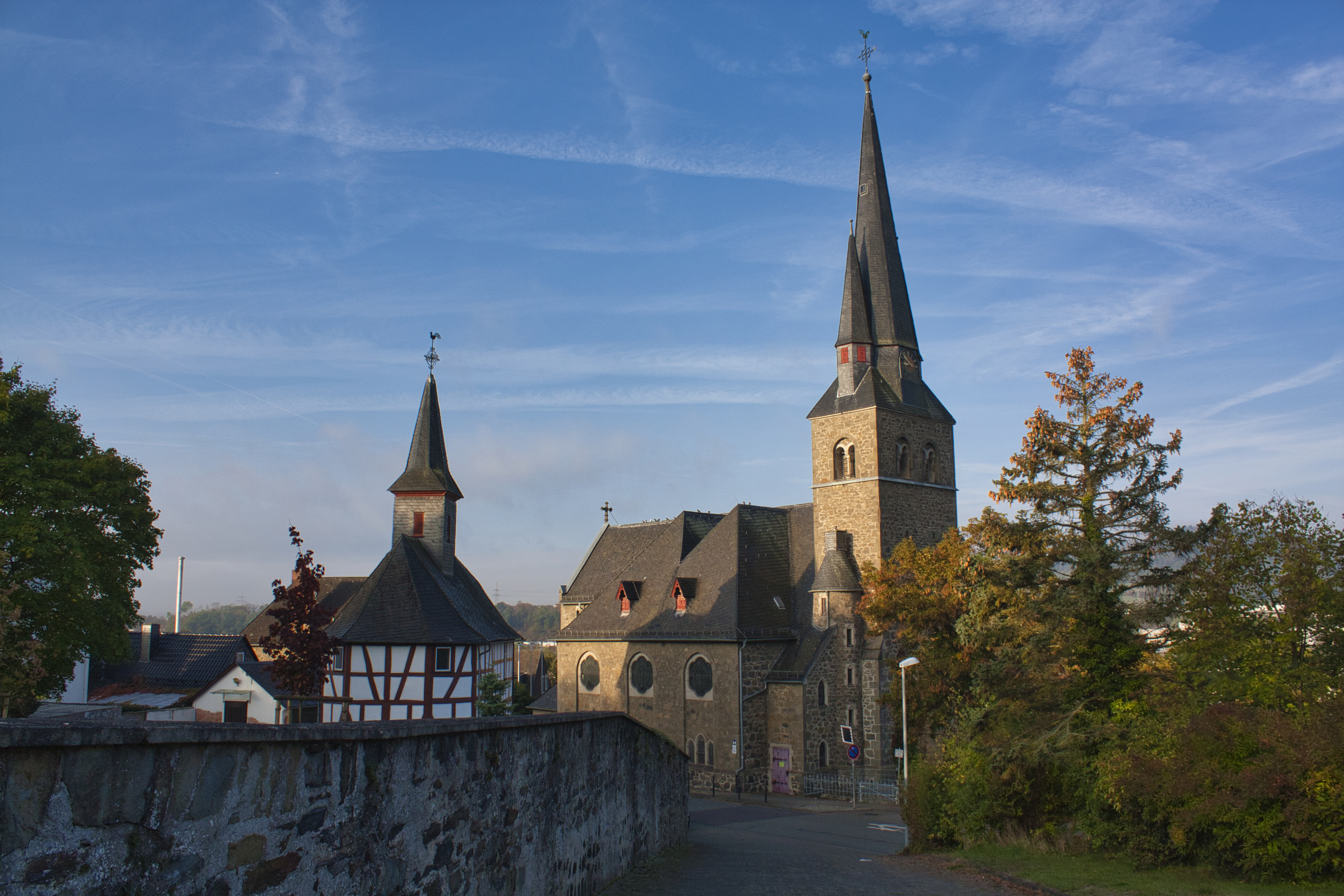 Fachwerkkapelle und evangelische Kirche in Sinn.