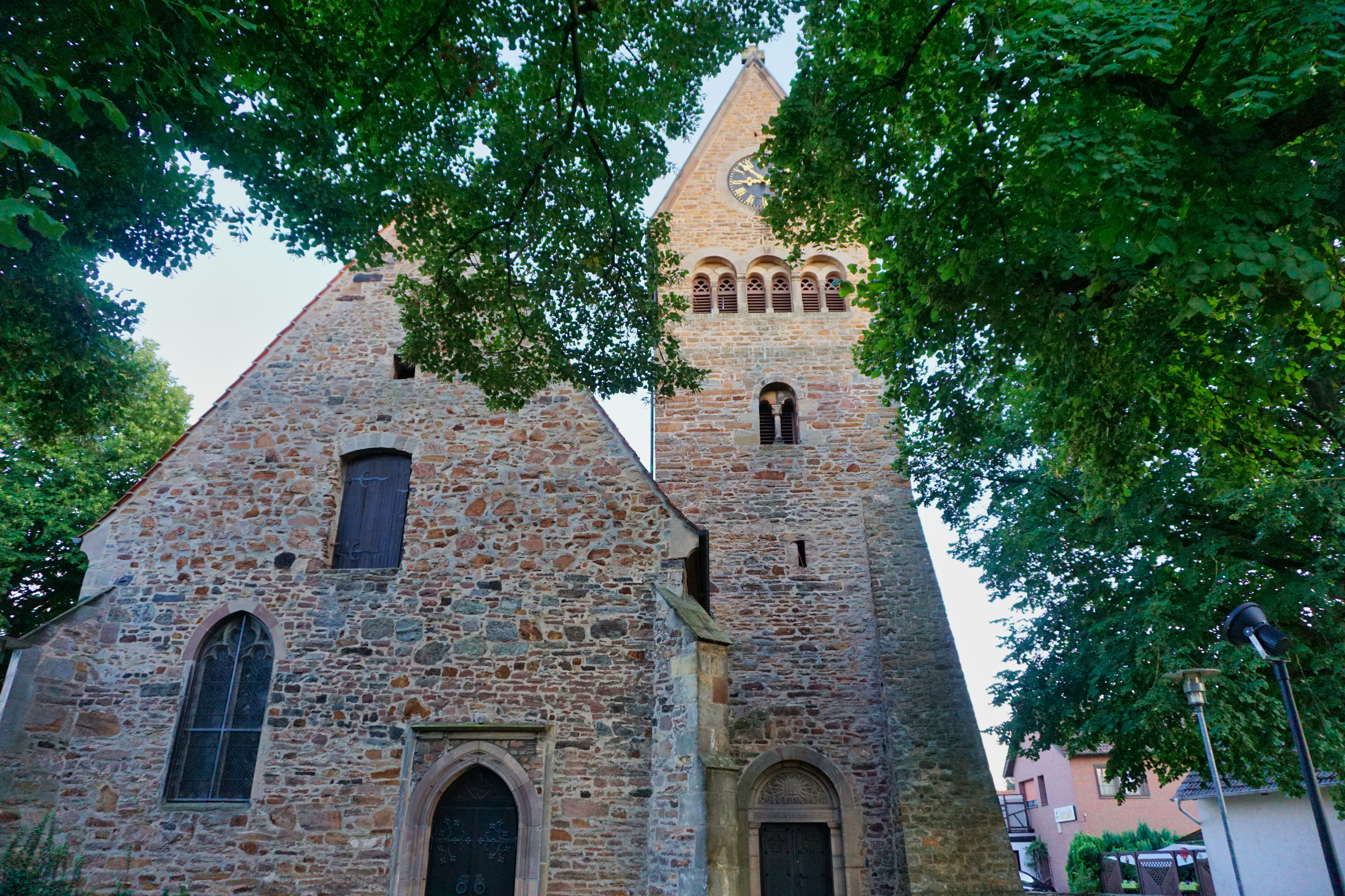 Die St.-Peter und Pauls Kirche in Veltheim, Porta Westfalica.
