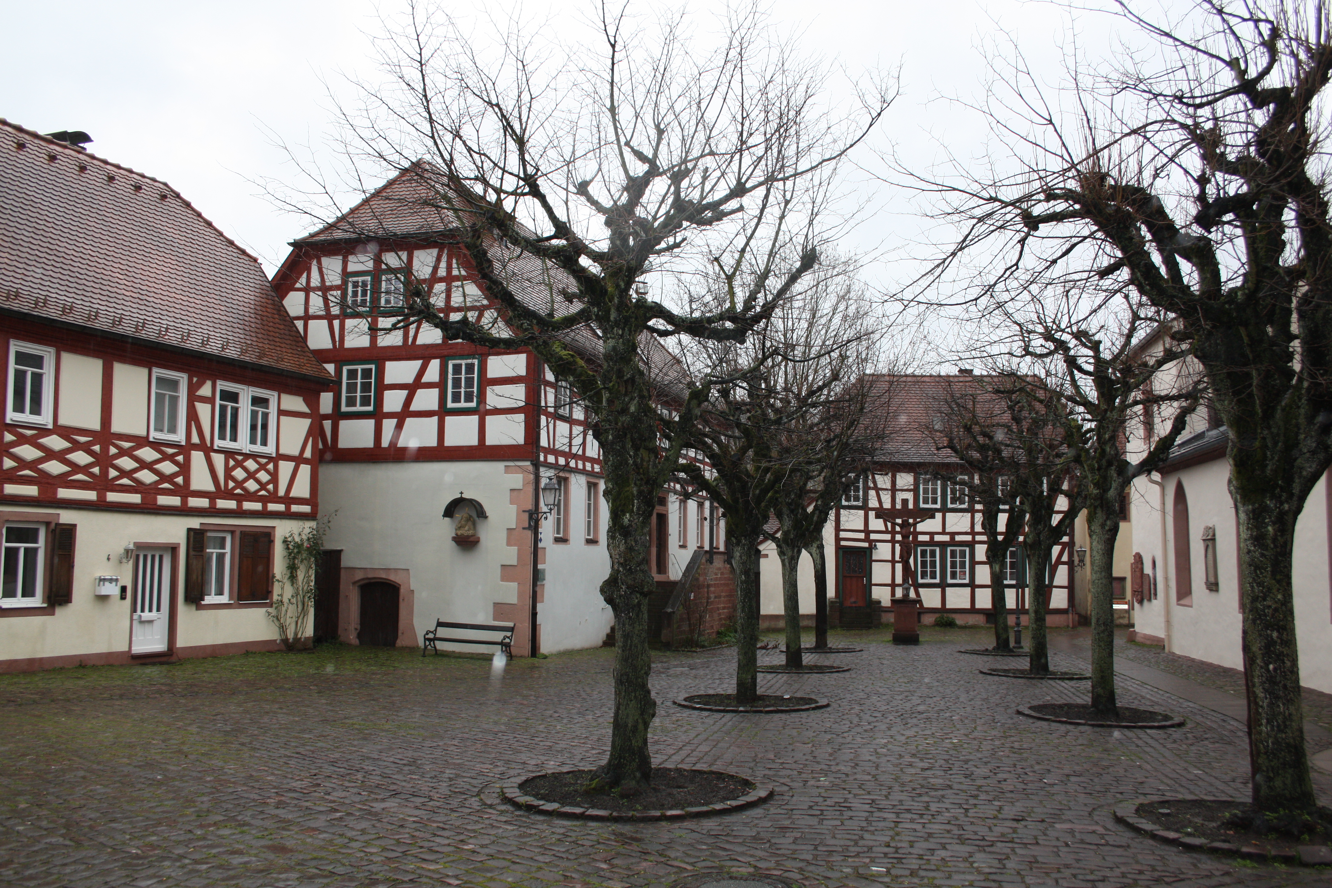 Kirchenhof der Stadtpfarrkirche St Michael in Lohr.
