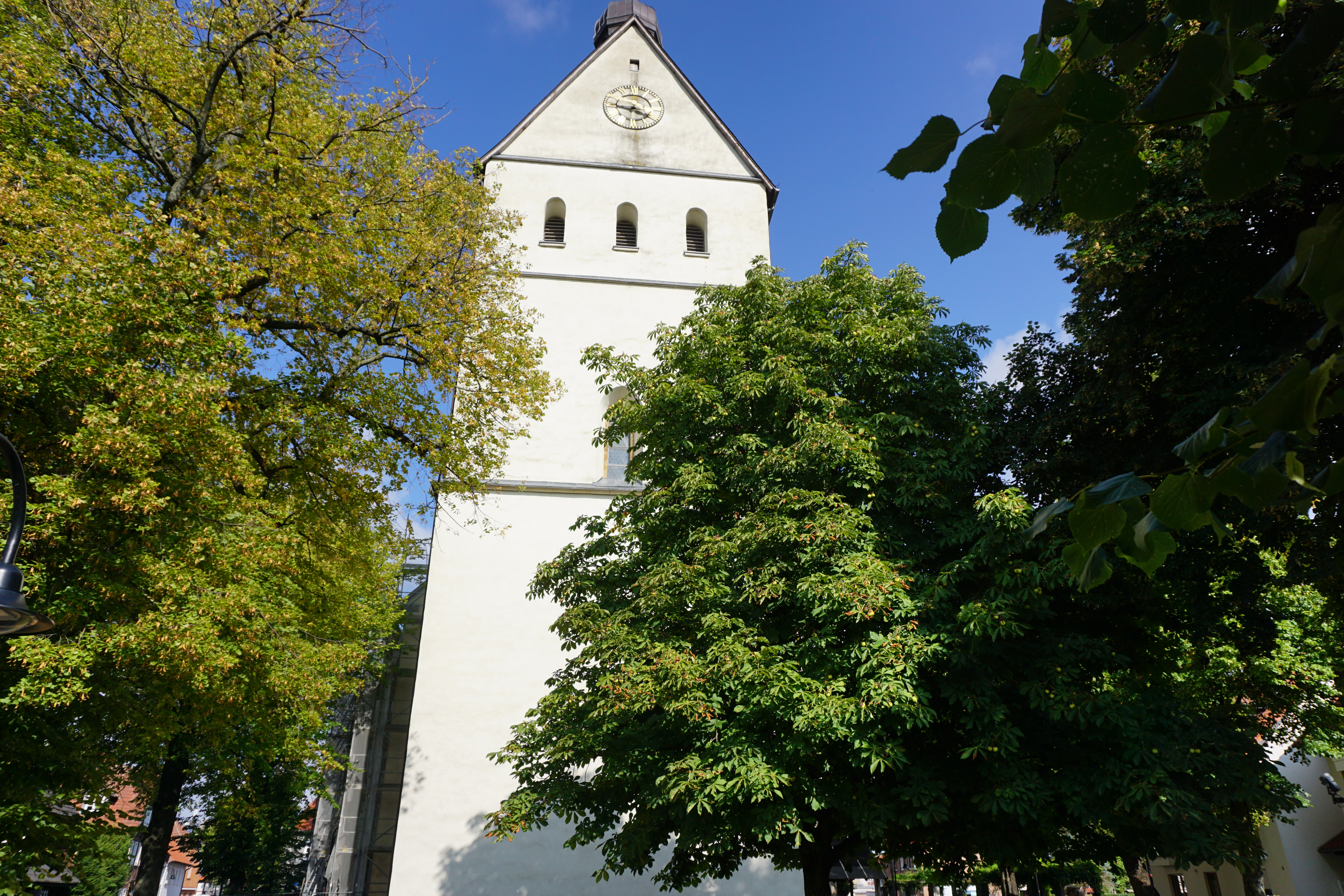 Kirchturm der Kirche St. Johannes Enthauptung, Salzkotten.
