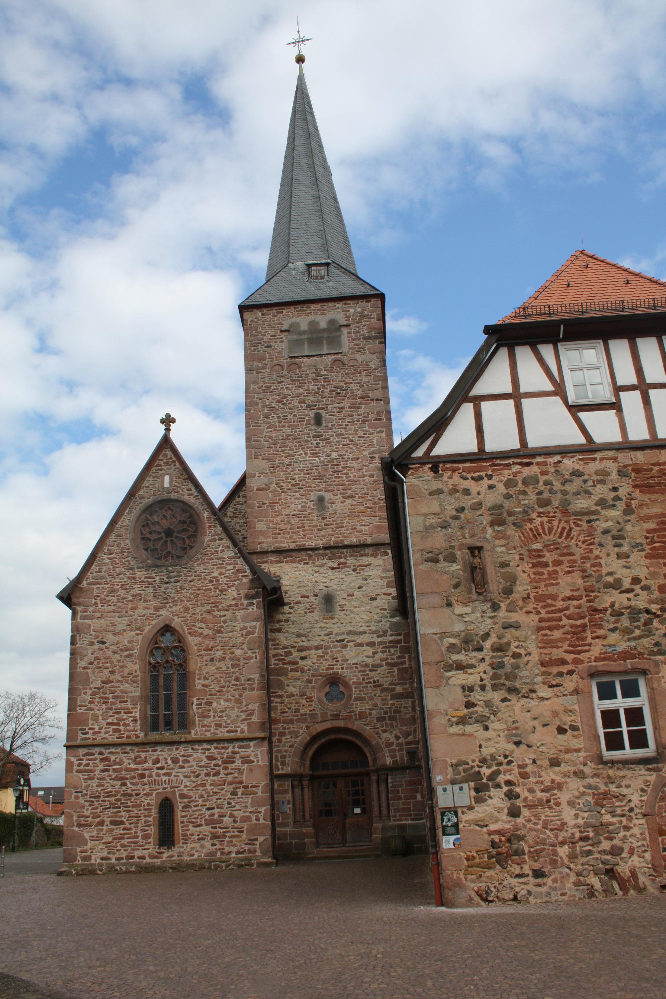 Klosterkirche und Westfassade des ehemaligen Benediktinerklosters in Schlüchtern.
