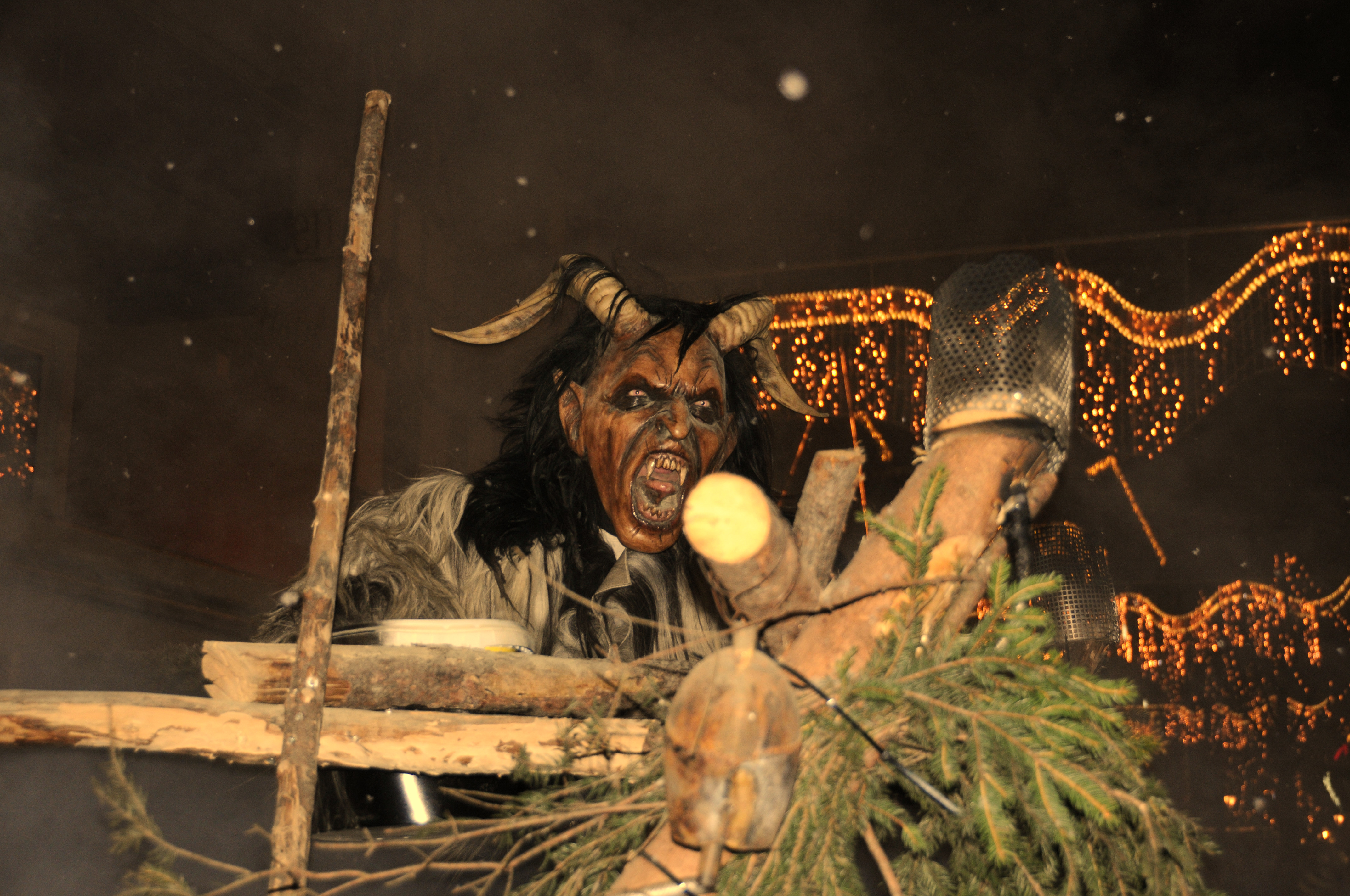 Gruselige Schale, weicher Kern – ein Krampus in St. Anton am Arlberg.
