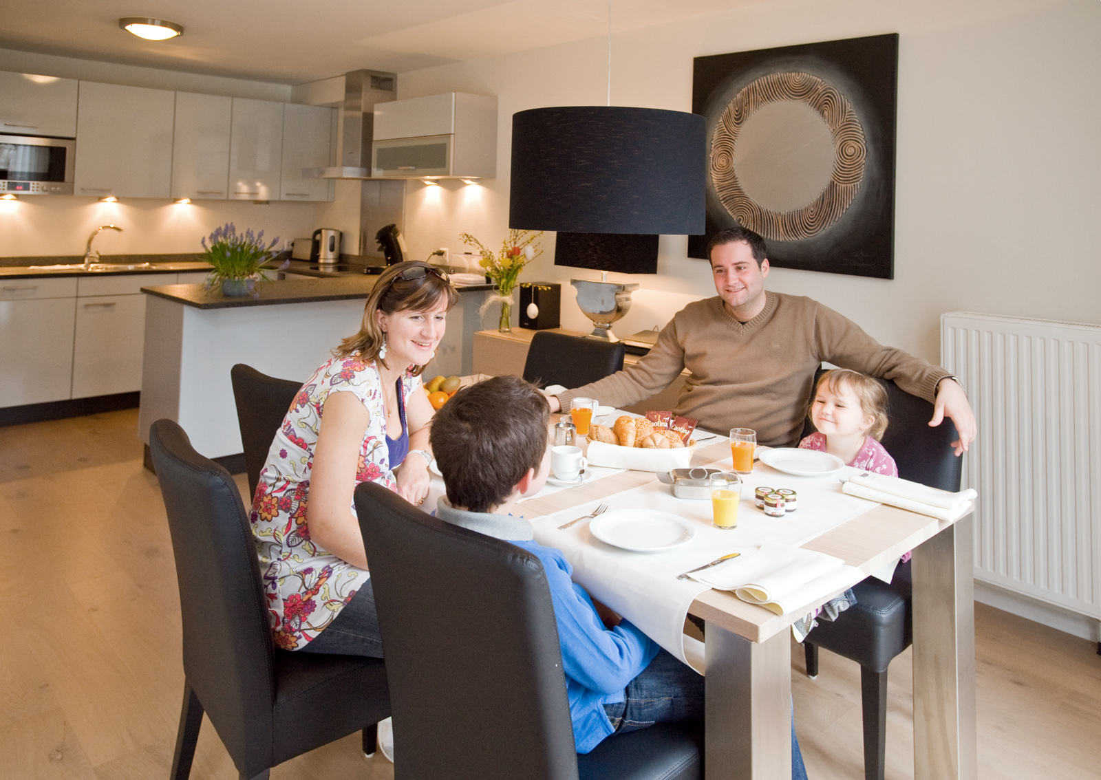 Die offene Küche in den Ferienwohnungen des Landal Resort Walensee, lassen ein gemütliches Frühstück mit besonderem Ambiente zu.
