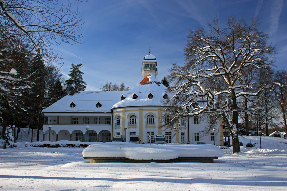 Das historische Kurhaus von Bad Tölz im Winter.