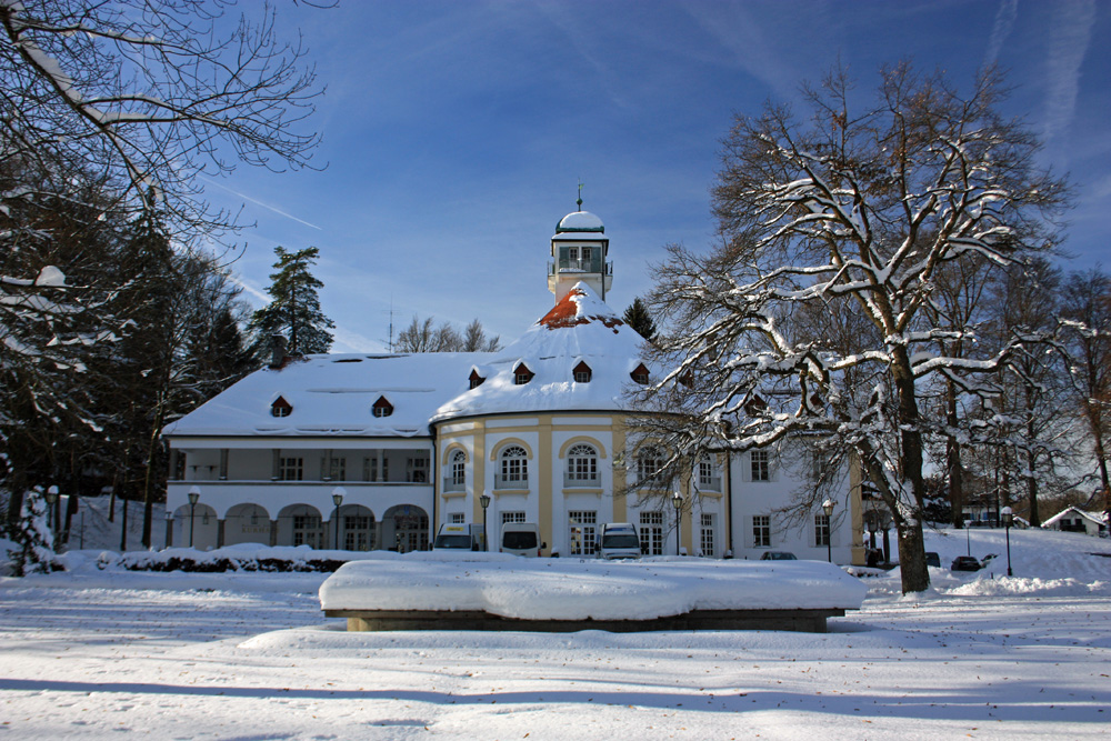 Das historische Kurhaus von Bad Tölz im Winter.
