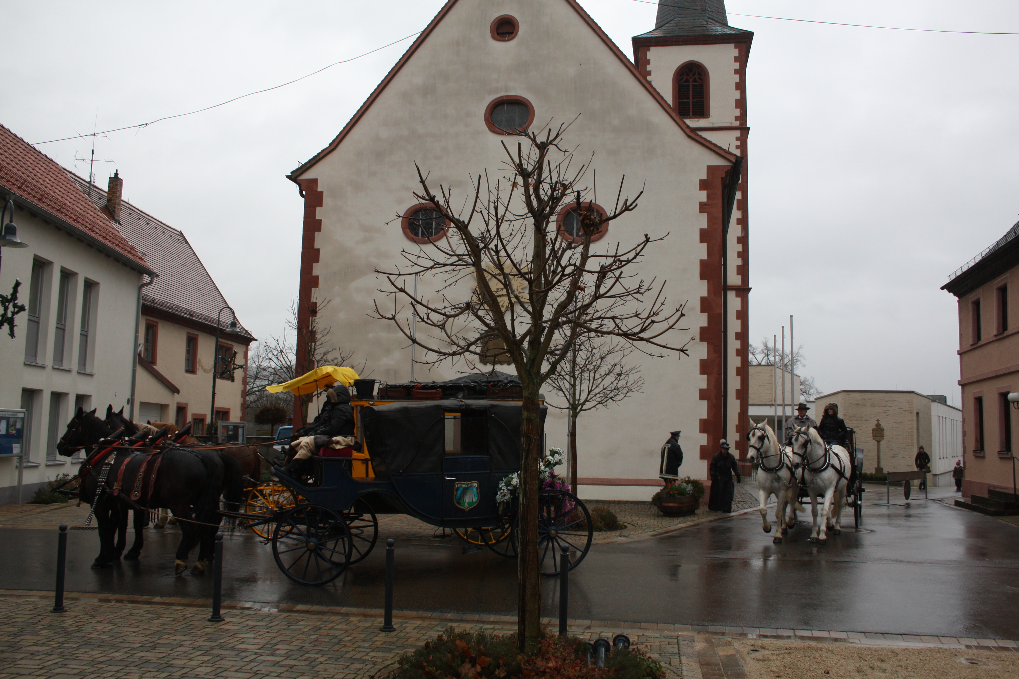 Weihnachtsmarkt Himmelstadt: Die Kutschen fahren vor zum Weihnachtspostamt, vorbei an der Kirche.